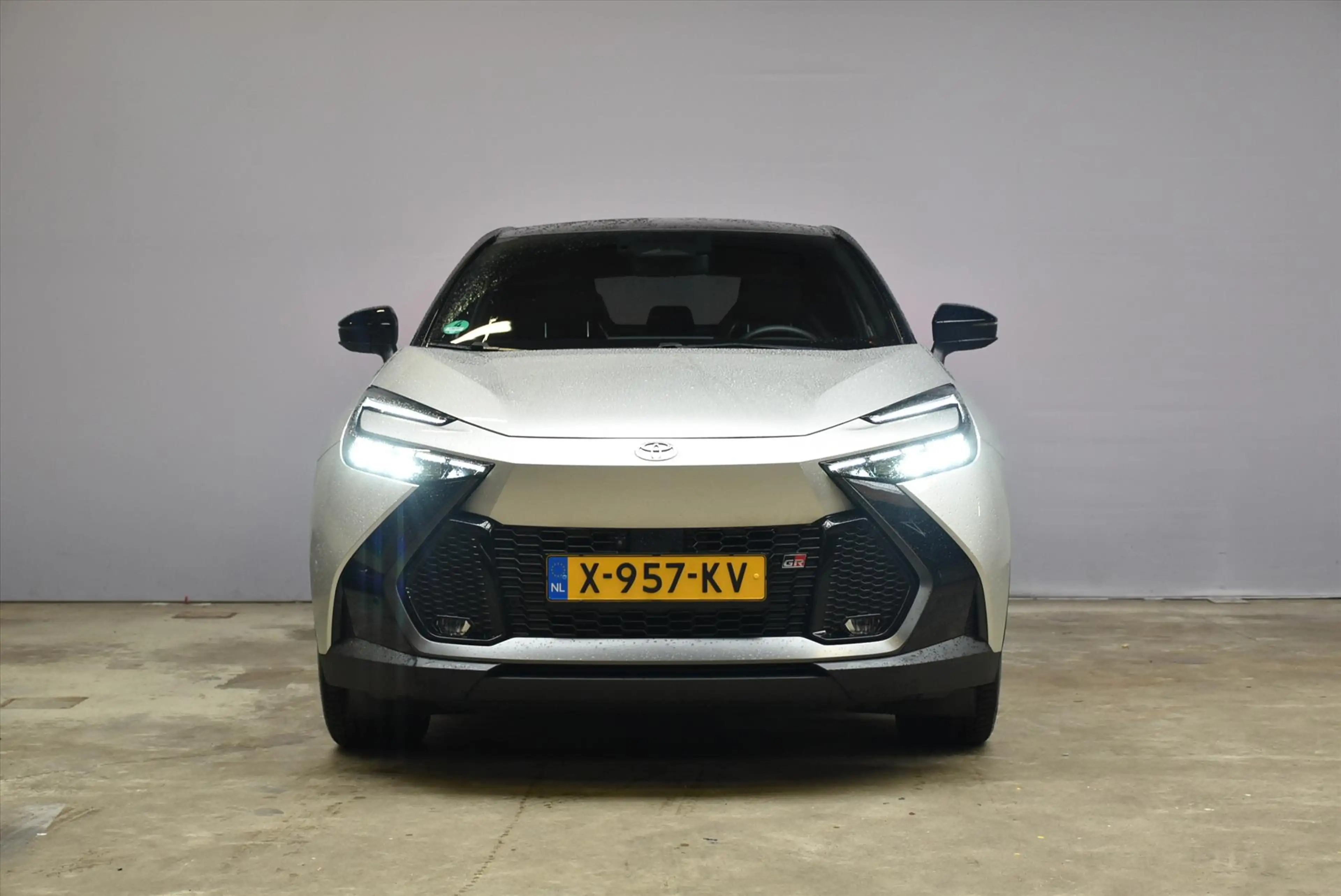 Toyota C-HR 2.0 High Power Hybrid 200 CVT GR Sport Premiére Ed — photo 2