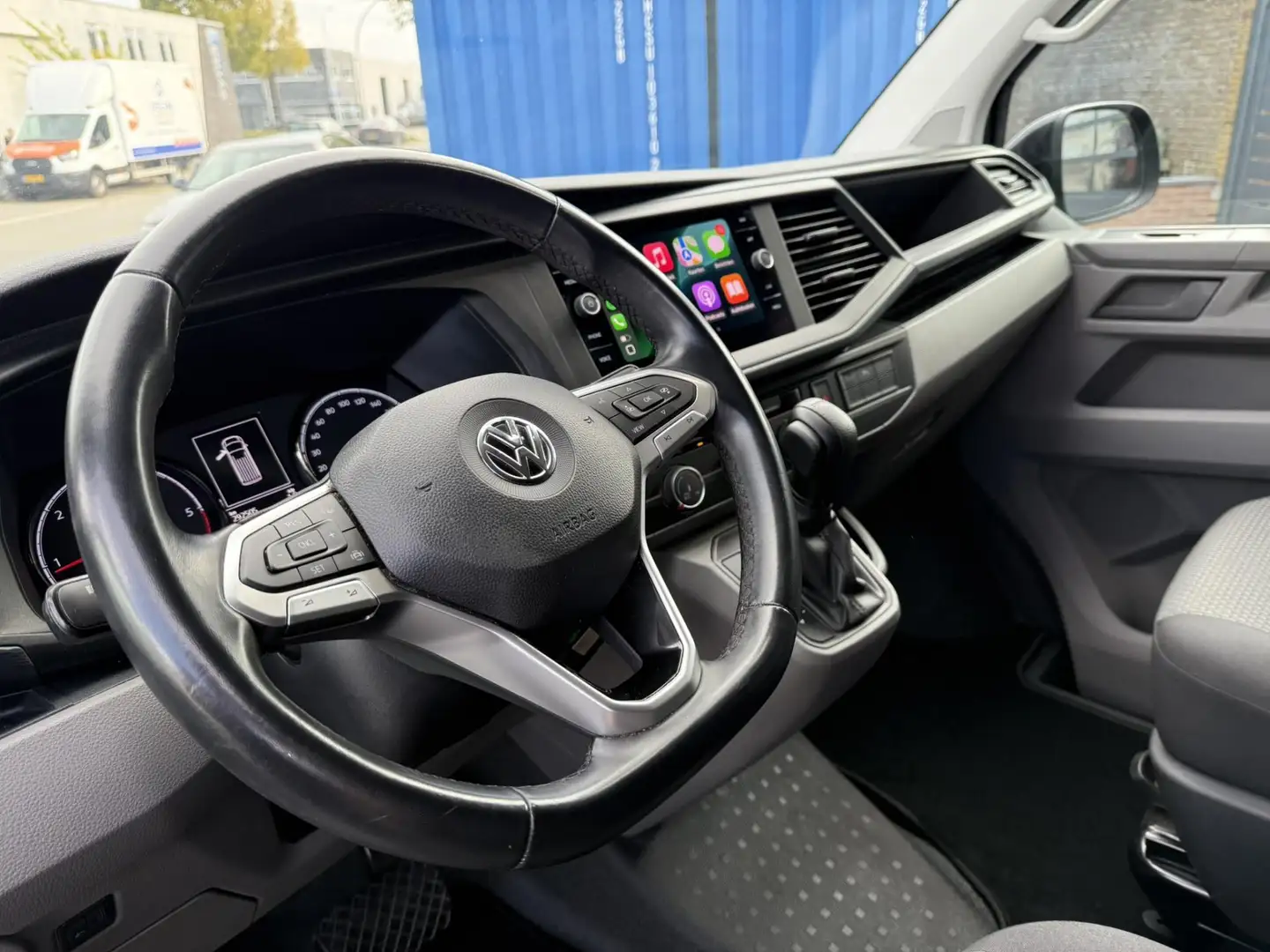Volkswagen T6.1 Transporter 2.0 TDI 28 Highline | AUTOMAAT | NAVI | ZEER MOOI Schwarz - 2