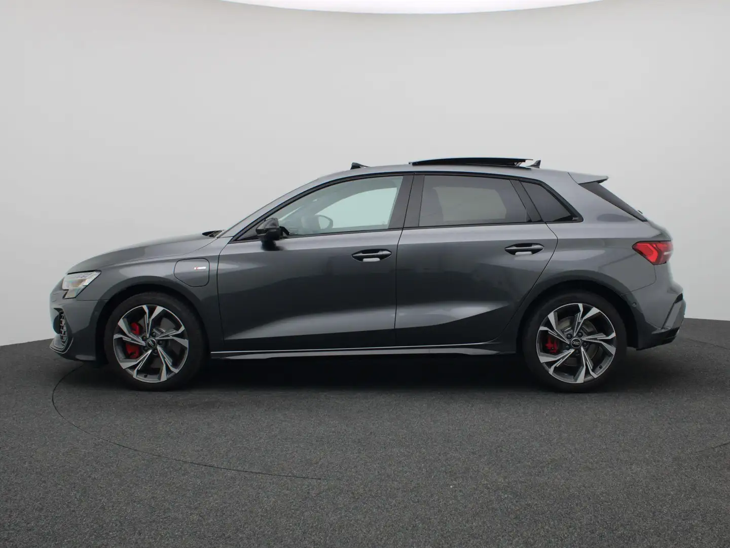 Audi A3 Sportback 45 TFSI e S edition Competition Led matr Grijs - 2