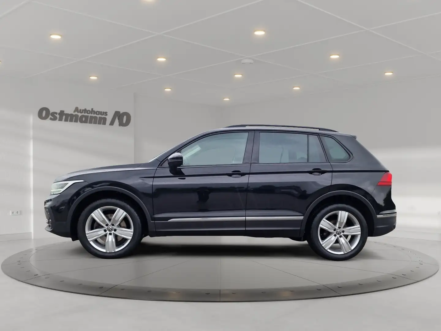 Volkswagen Tiguan 2.0 TDI 4Motion Life AHK PANO STHZG H/K Zwart - 2