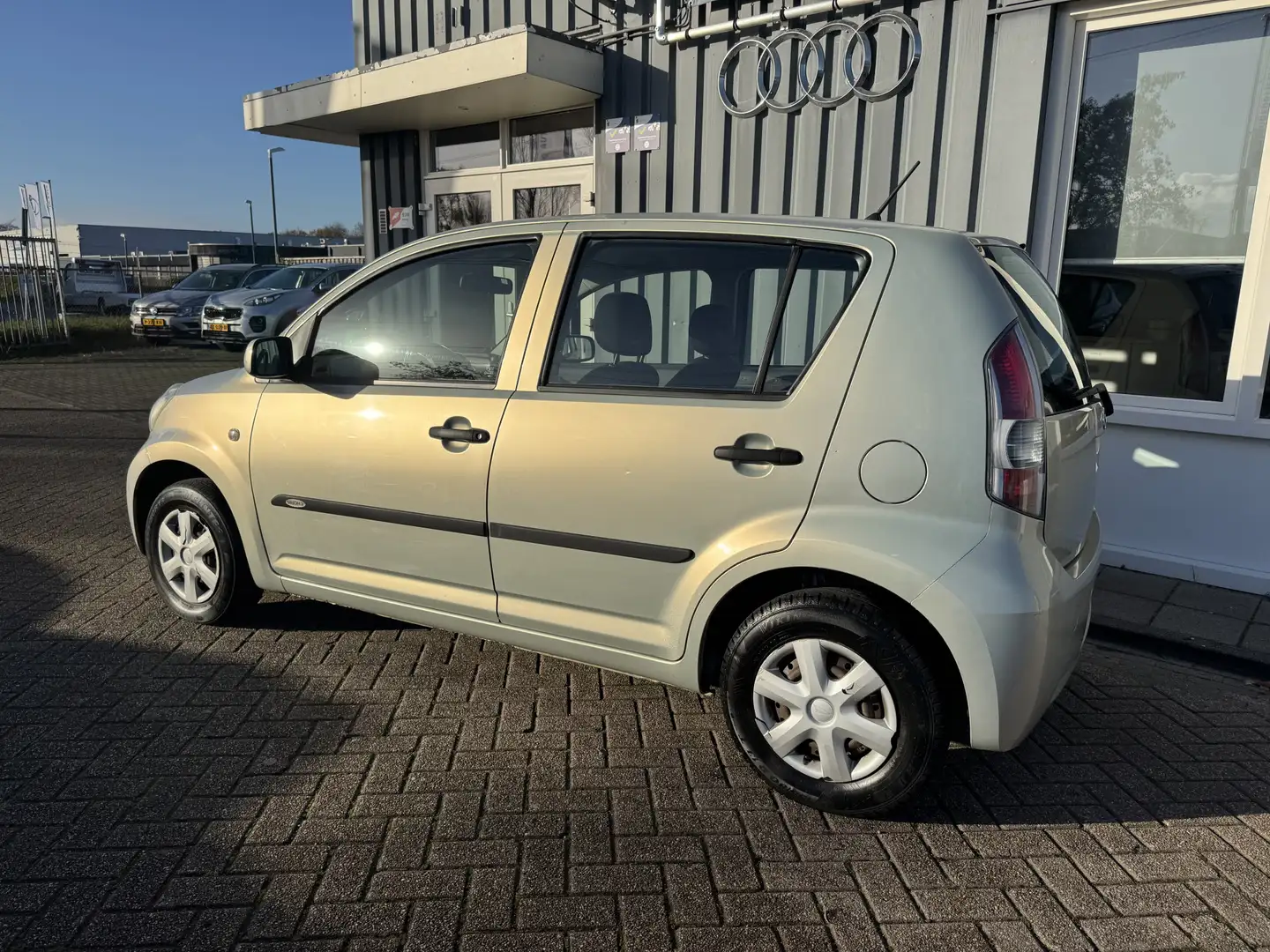 Daihatsu Sirion 2 1.0-12V Trend Бежевий - 2