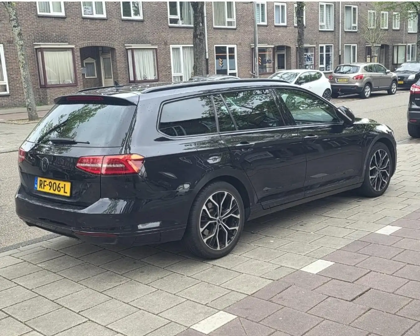 Volkswagen Passat 1.6 tdi Zwart - 1