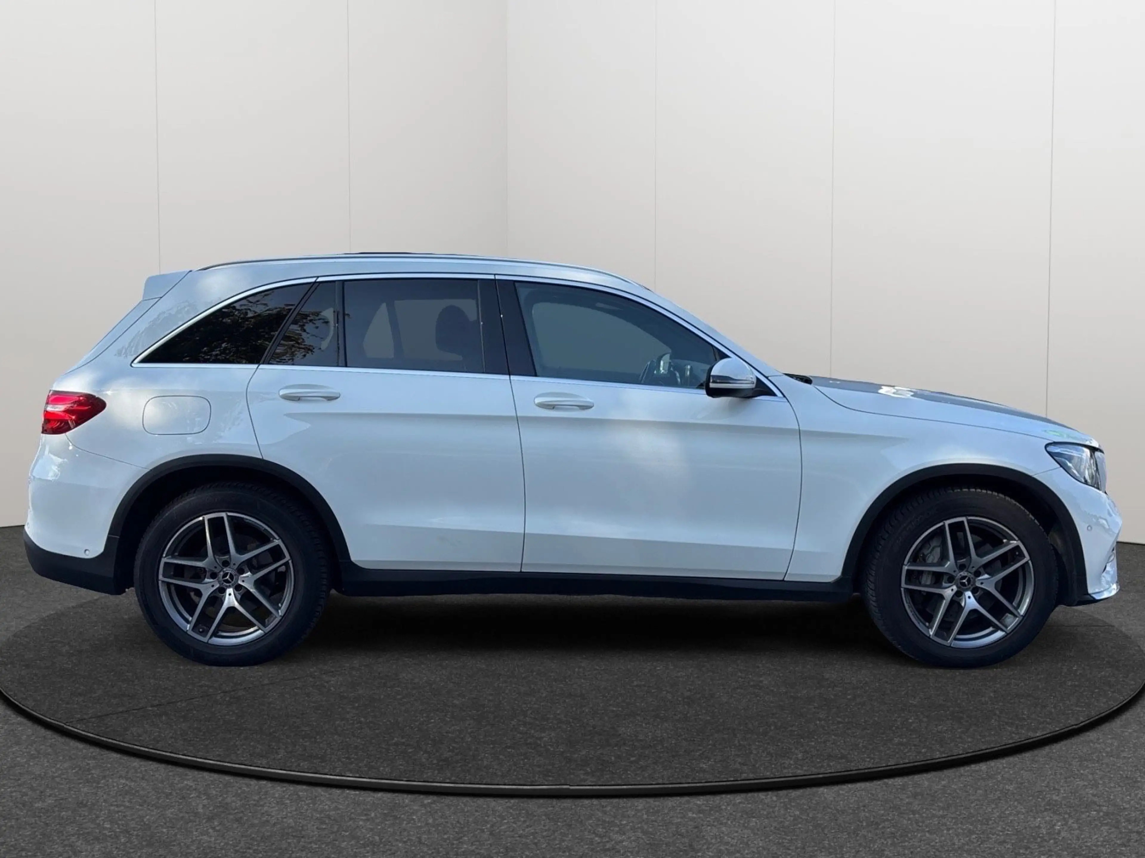 Mercedes-Benz GLC 250 4Matic AMG Line — photo 8