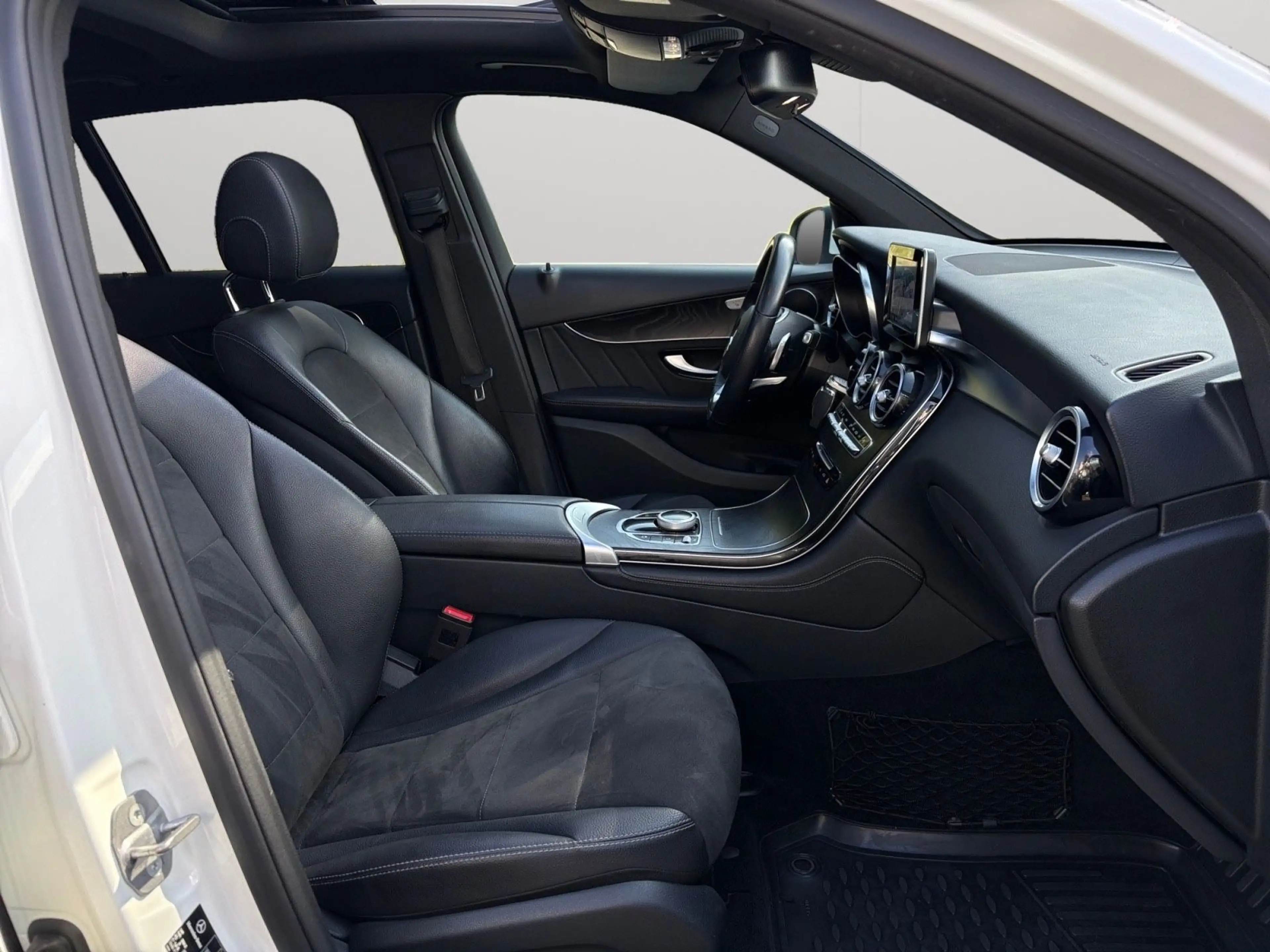 Mercedes-Benz GLC 250 4Matic AMG Line — photo 11