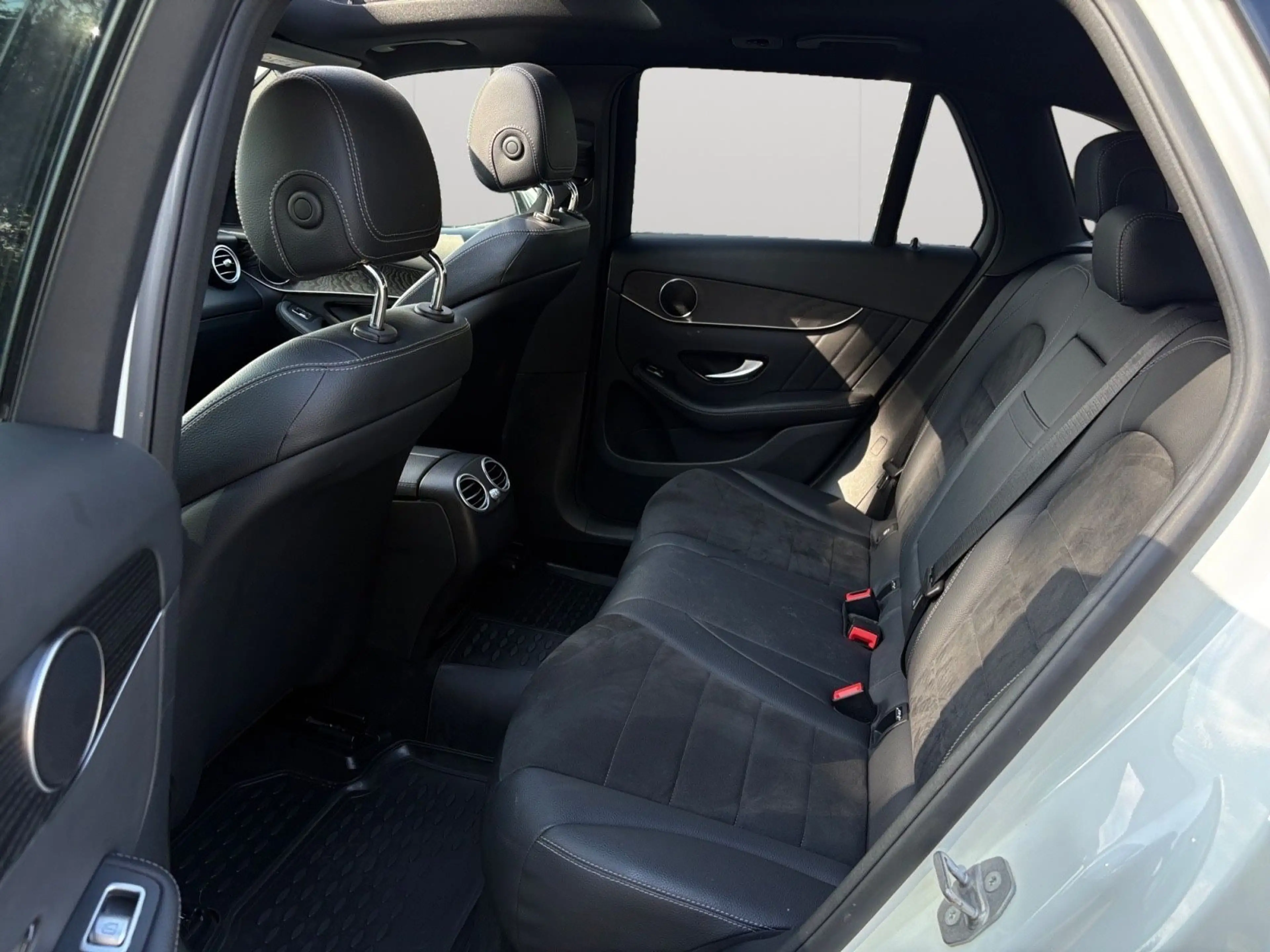 Mercedes-Benz GLC 250 4Matic AMG Line — photo 12