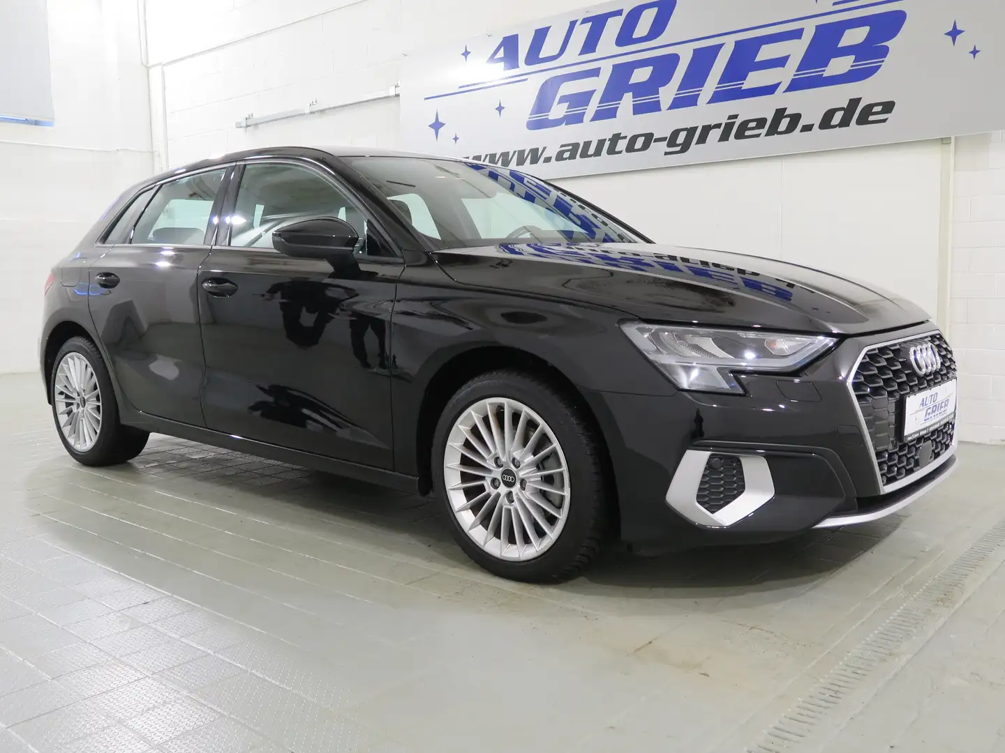 Audi A3 30 TFSI advanced, LED, Navi, ACC, App, AHK Schwarz - 1