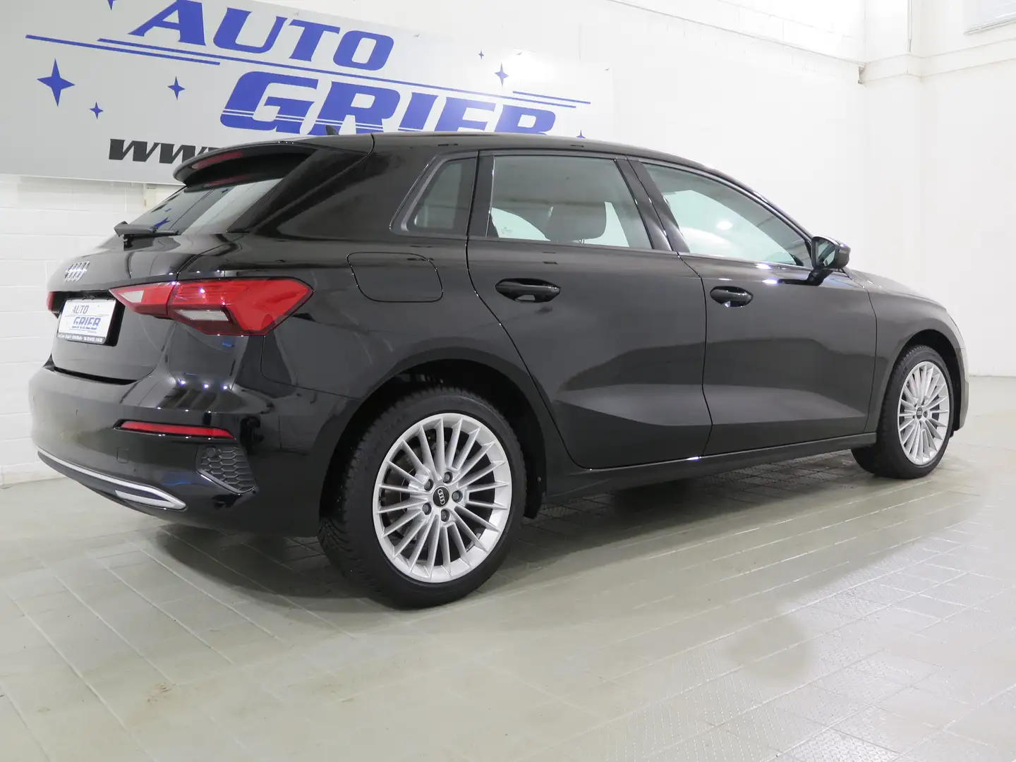 Audi A3 30 TFSI advanced, LED, Navi, ACC, App, AHK Schwarz - 2