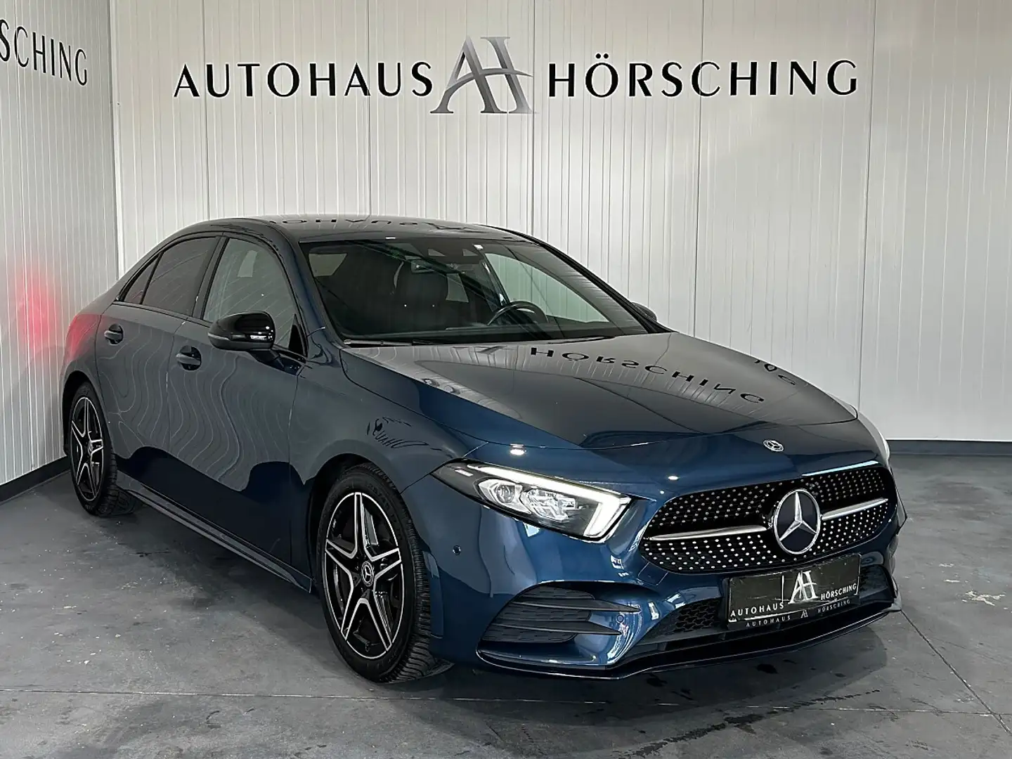 Mercedes-Benz A 180 Limousine Aut.//AMG-PAKET//AMBIENTE//SITZHEIZUNG// Blau - 1