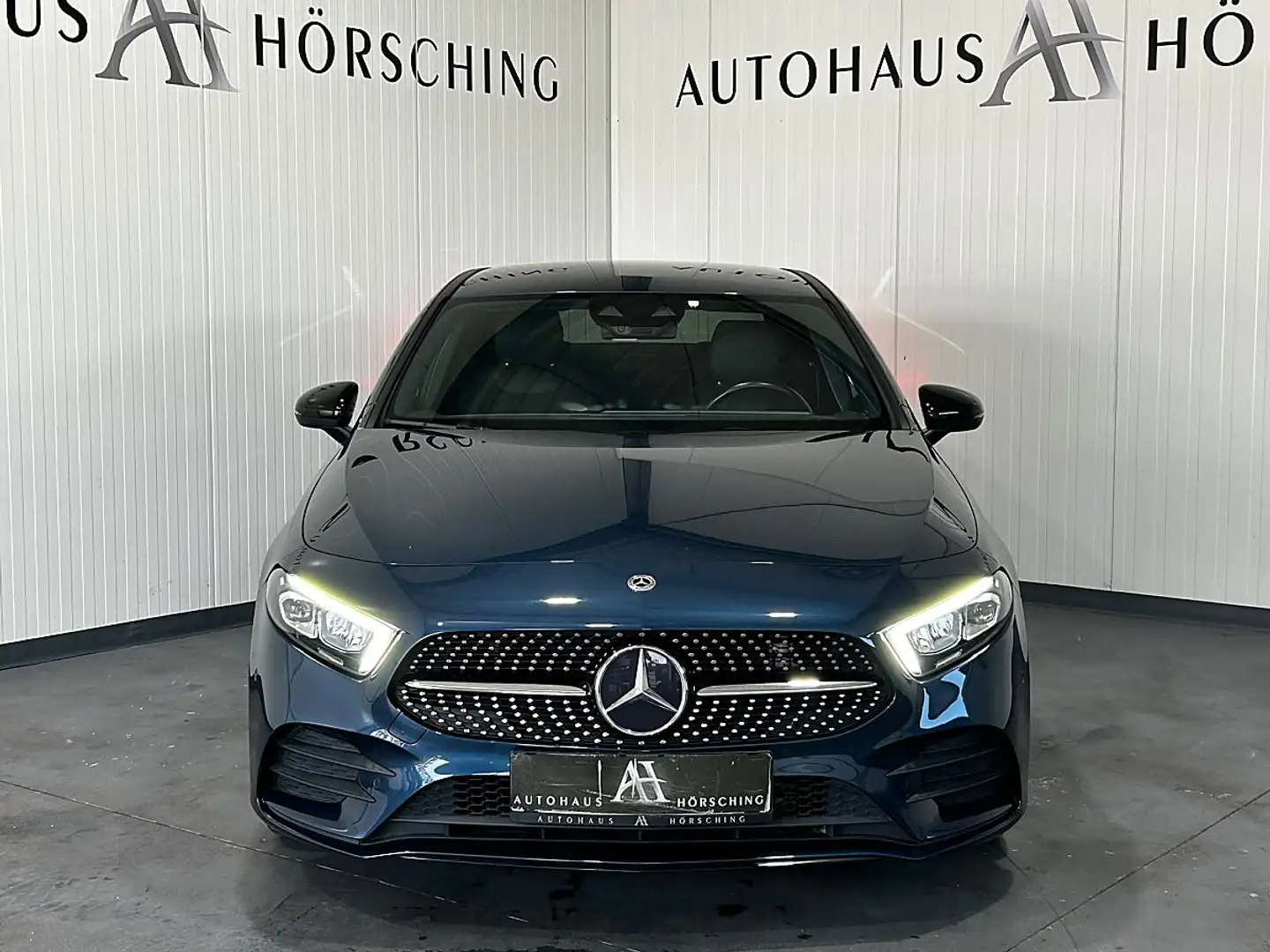 Mercedes-Benz A 180 Limousine Aut.//AMG-PAKET//AMBIENTE//SITZHEIZUNG// Blau - 2