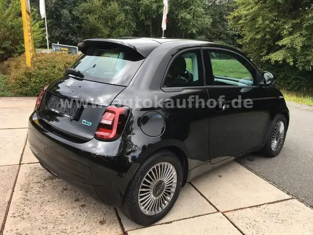 Fiat 500e view 3
