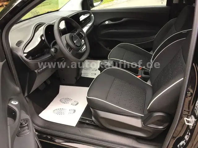 Fiat 500e view 11
