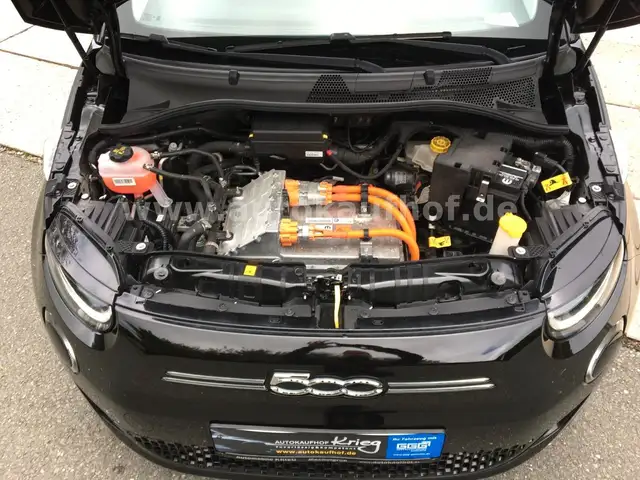 Fiat 500e view 9