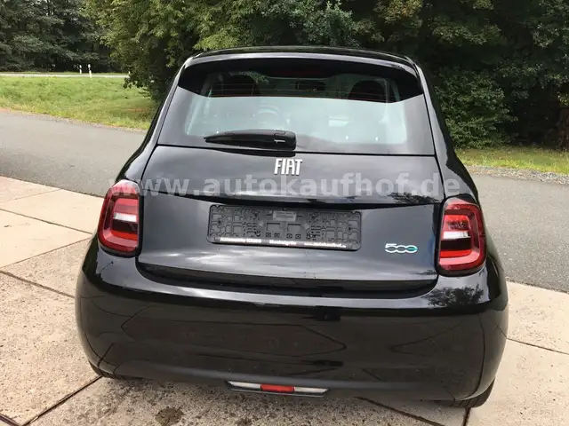 Fiat 500e view 4