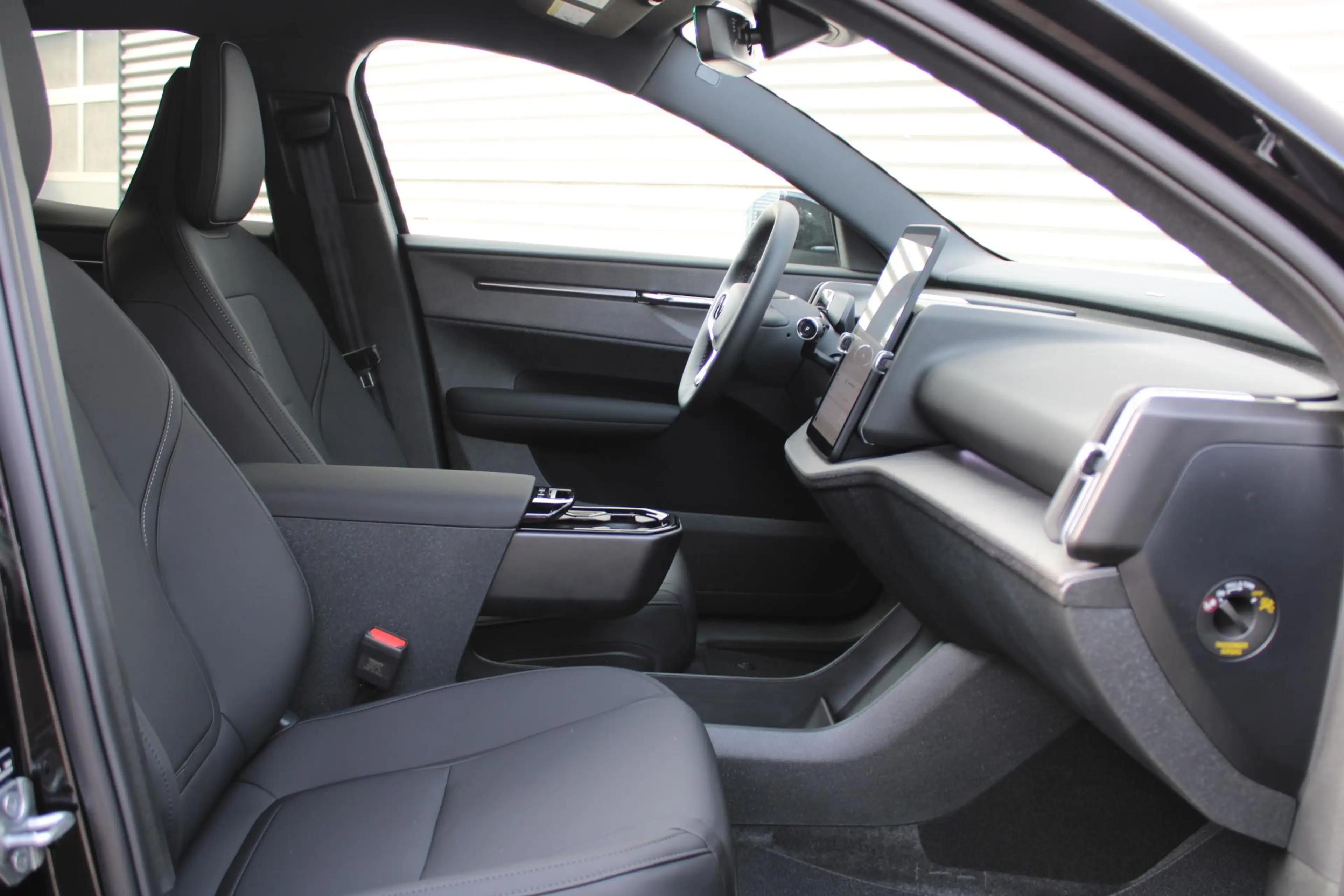 Volvo EX30 Cross Country P5 Long Range Plus Europa 69 kWh | E — photo 3