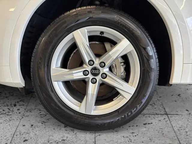 Audi Q5 view 8