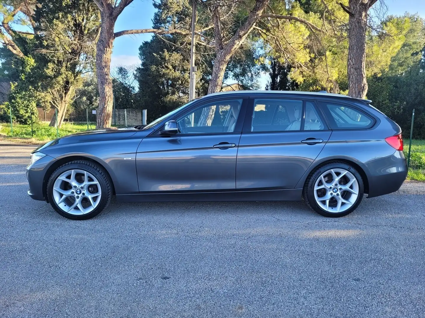 BMW 320 320d xDrive Touring Modern Grau - 2