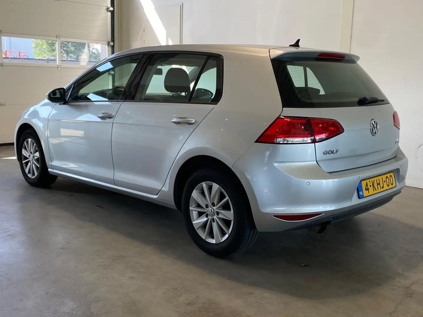 Volkswagen Golf 1.2 TSI 5drs Navi Cruise NL-auto Grijs - 2