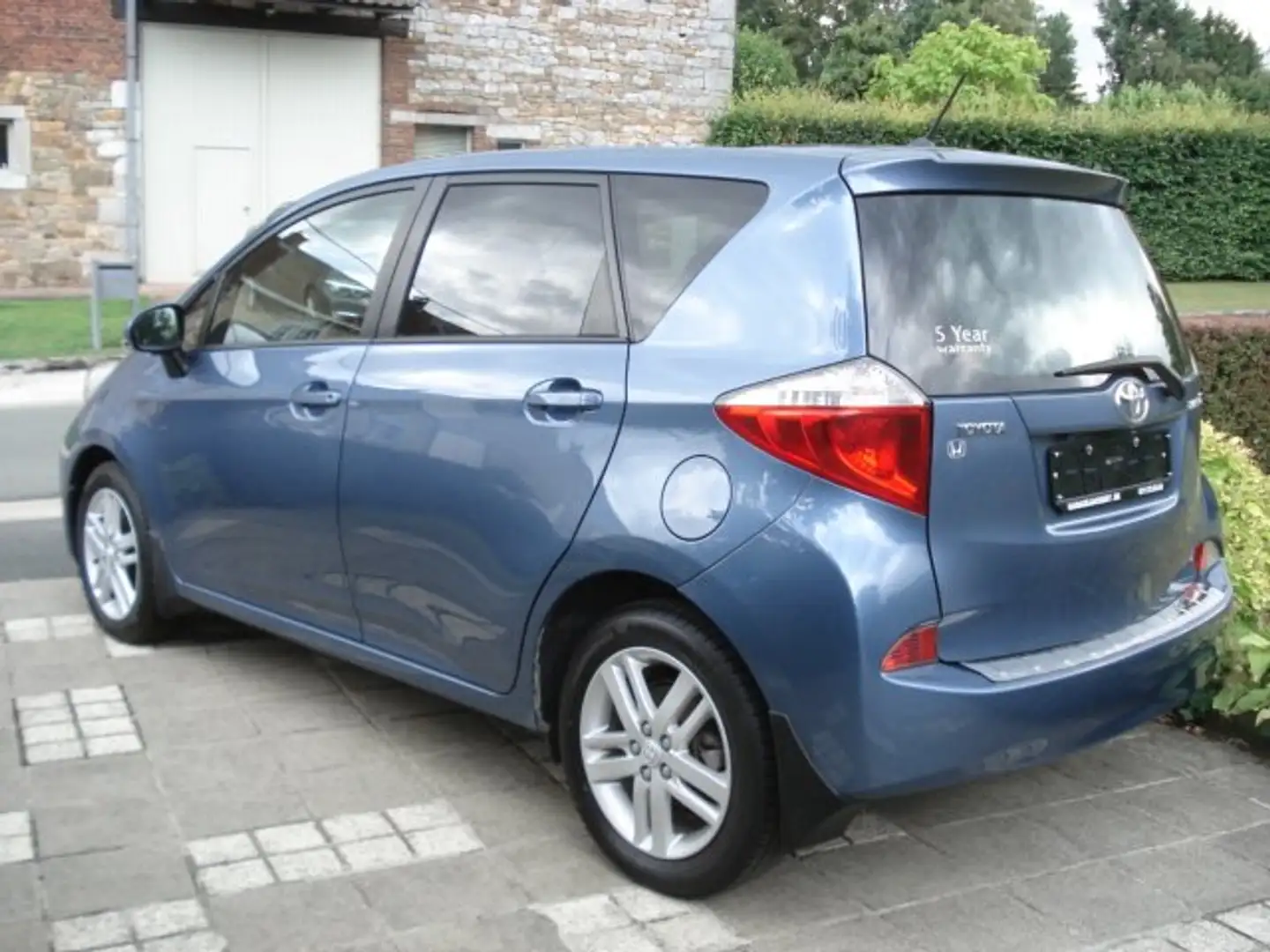 Toyota Verso-S Verso S 1.33 VVT-i Skyview Multidrive S Blauw - 2