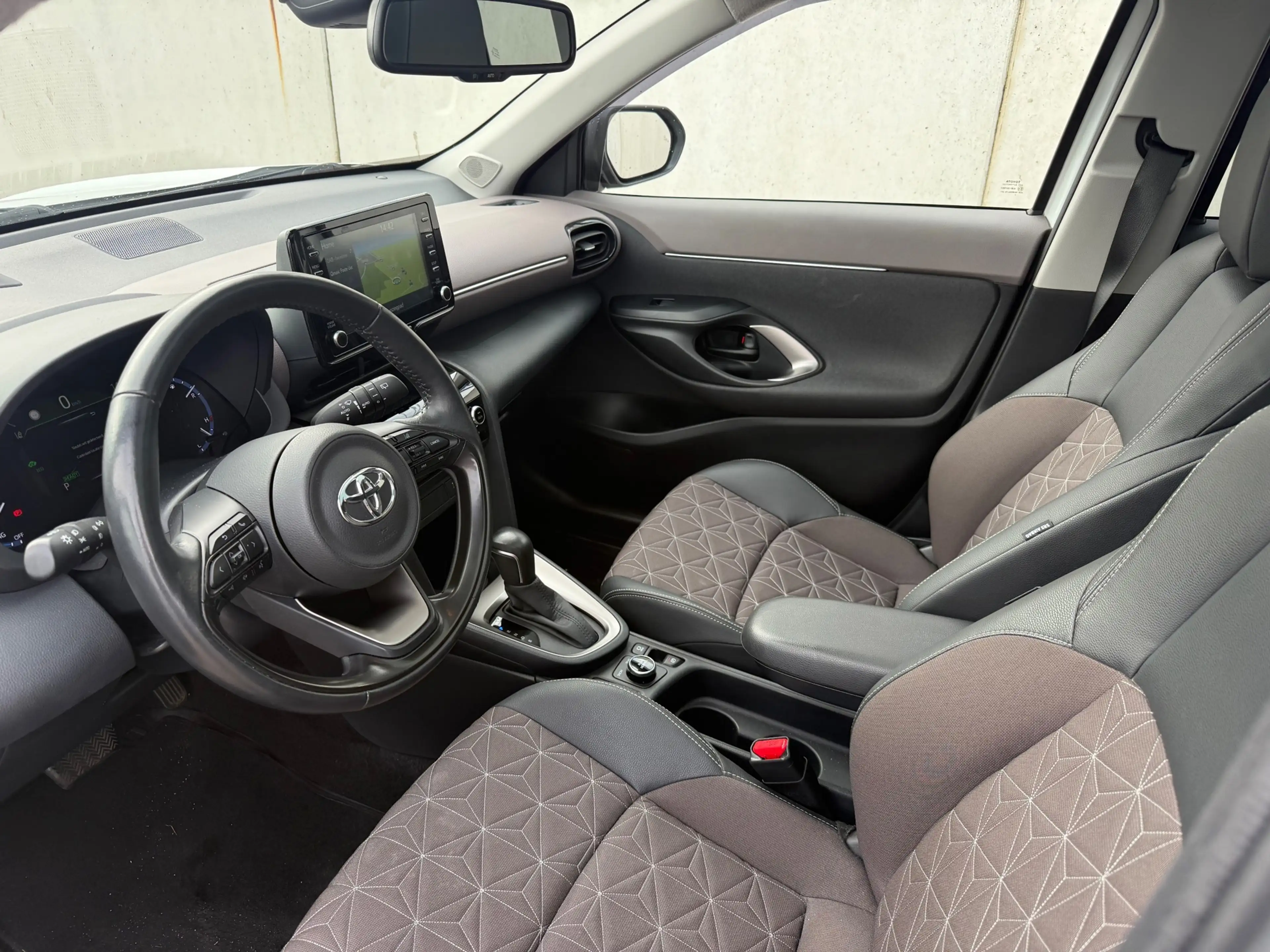 Toyota Yaris Cross 1.5 Hybrid /ADVENTURE/4X4/PANO/HEADUP DISPLAY/STUU — photo 12