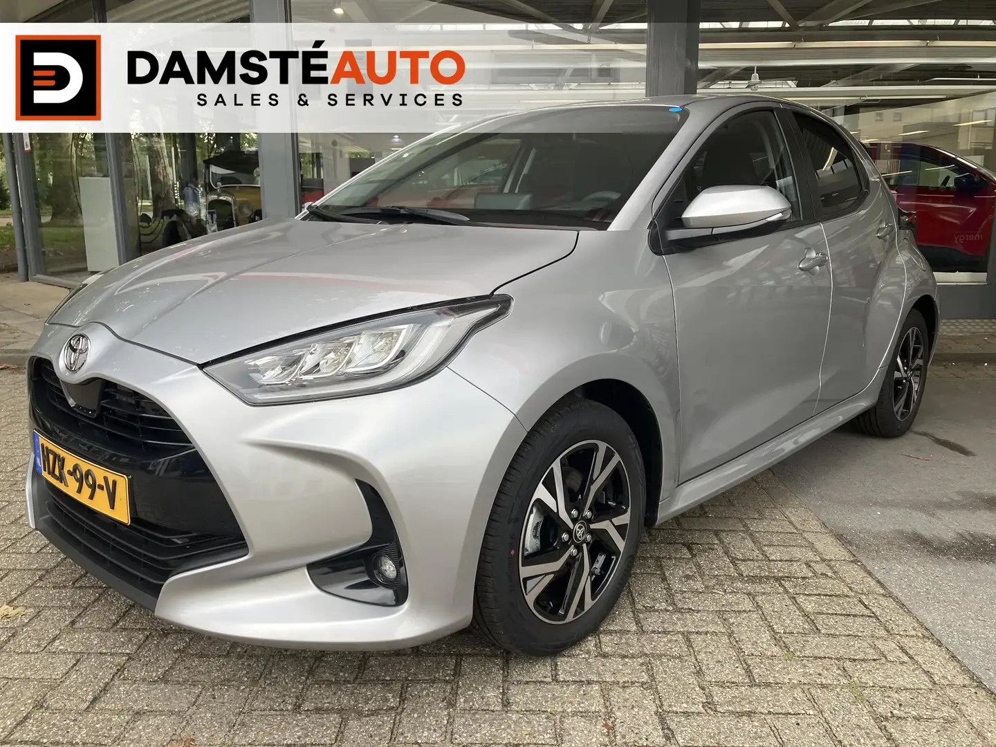 Toyota Yaris 1.5 Hybrid 115 Dynamic Grijs - 1