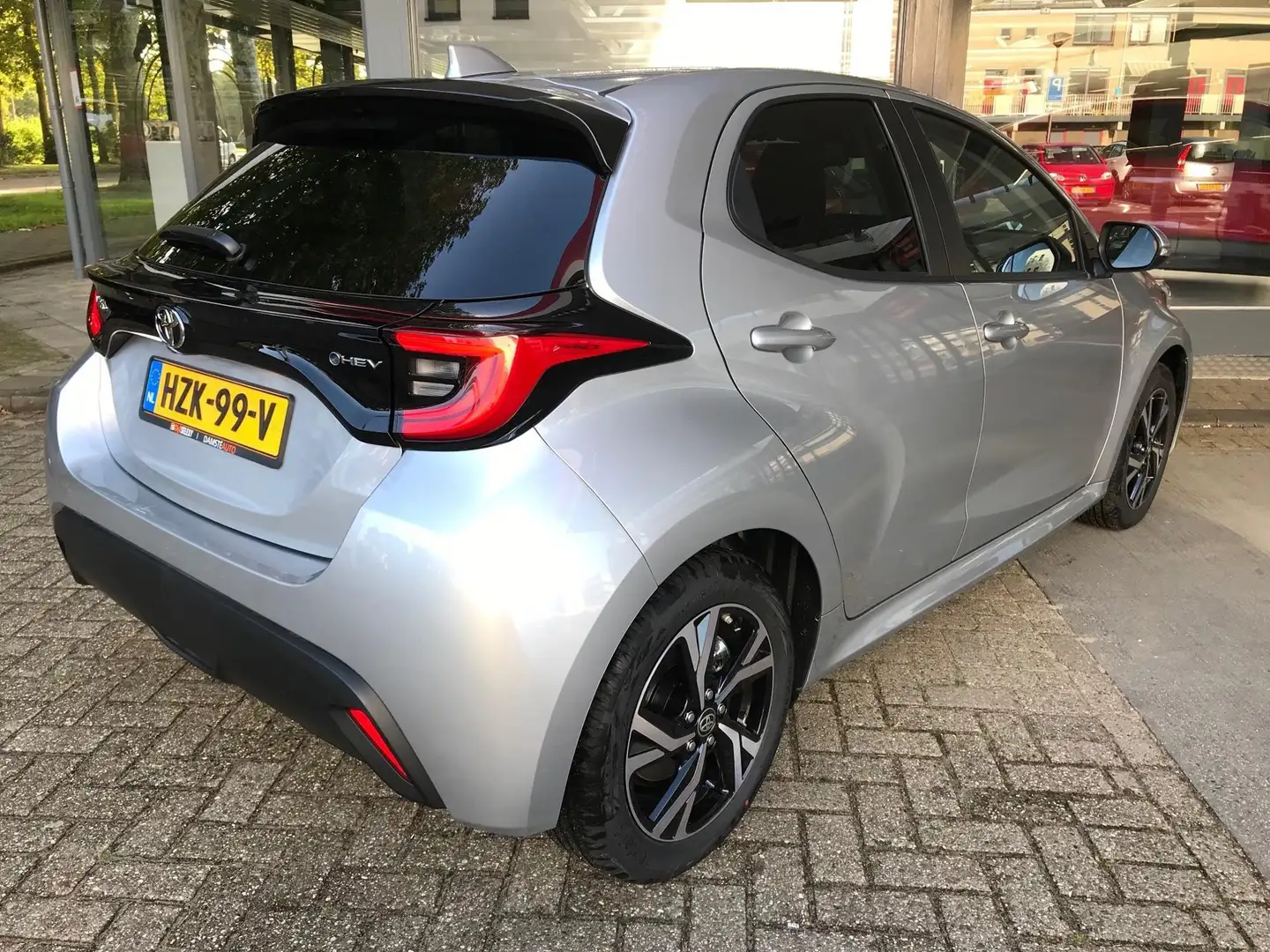 Toyota Yaris 1.5 Hybrid 115 Dynamic Grijs - 2