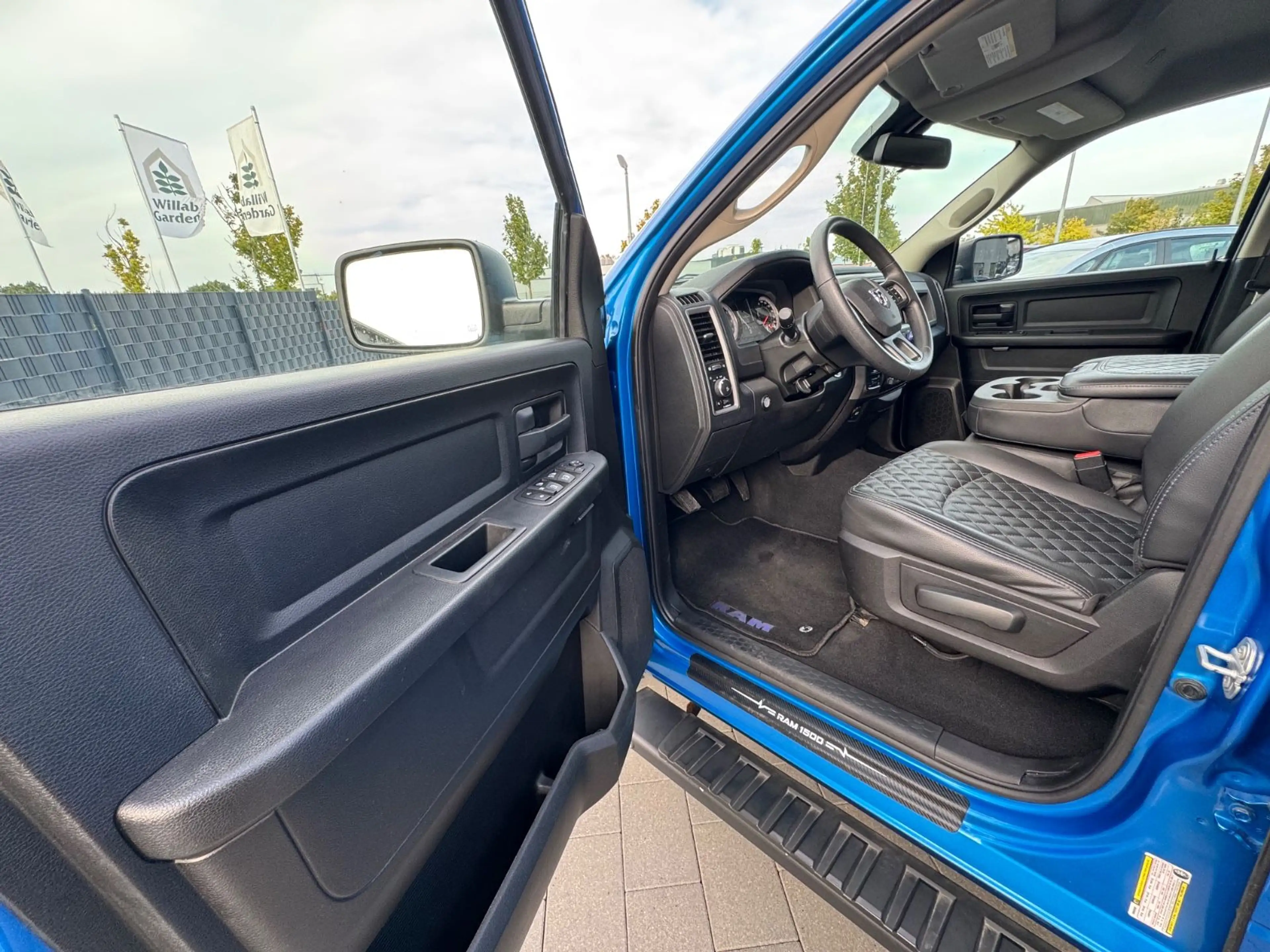 Dodge RAM 1500 — photo 10