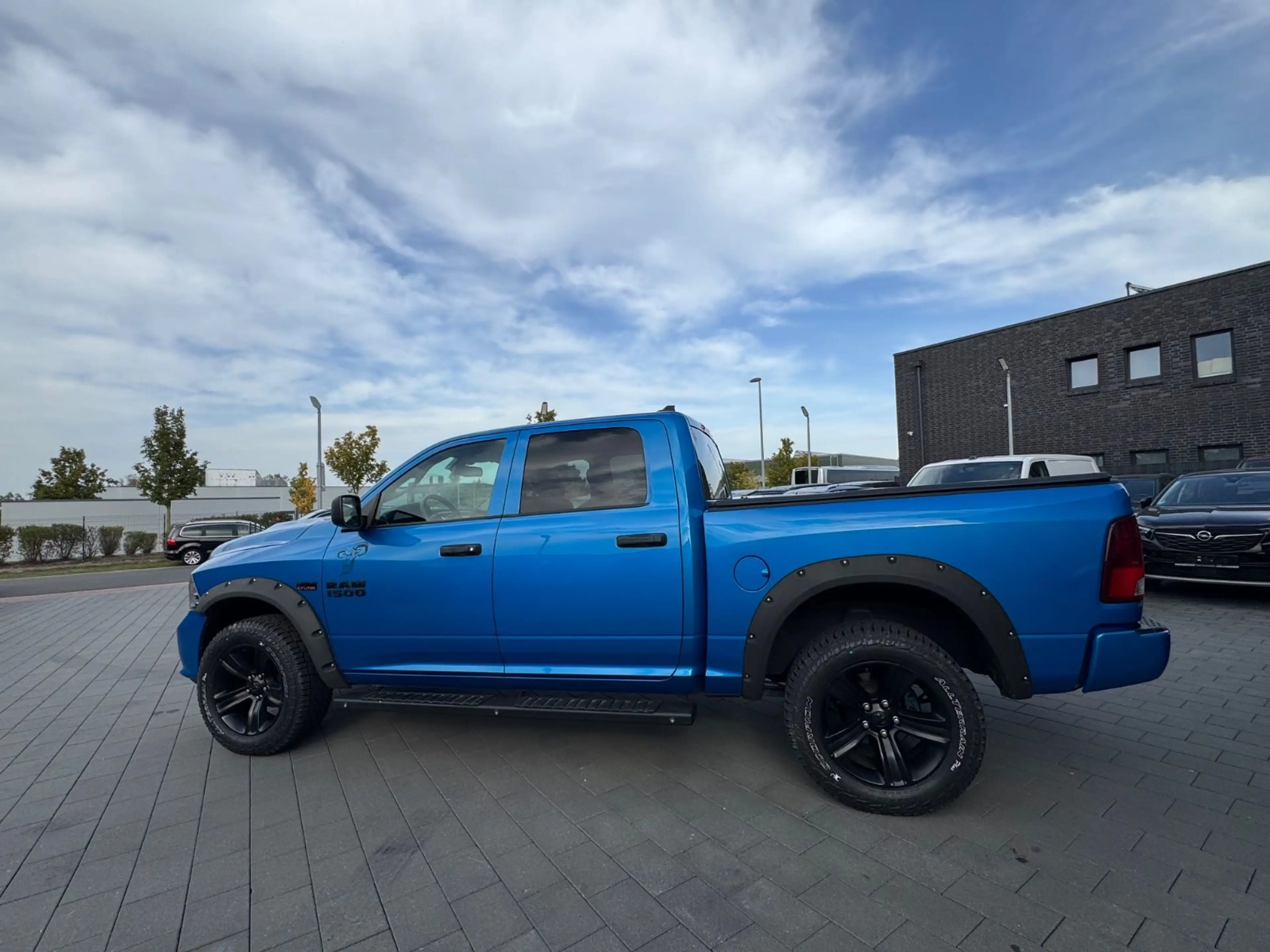 Dodge RAM 1500 — photo 8
