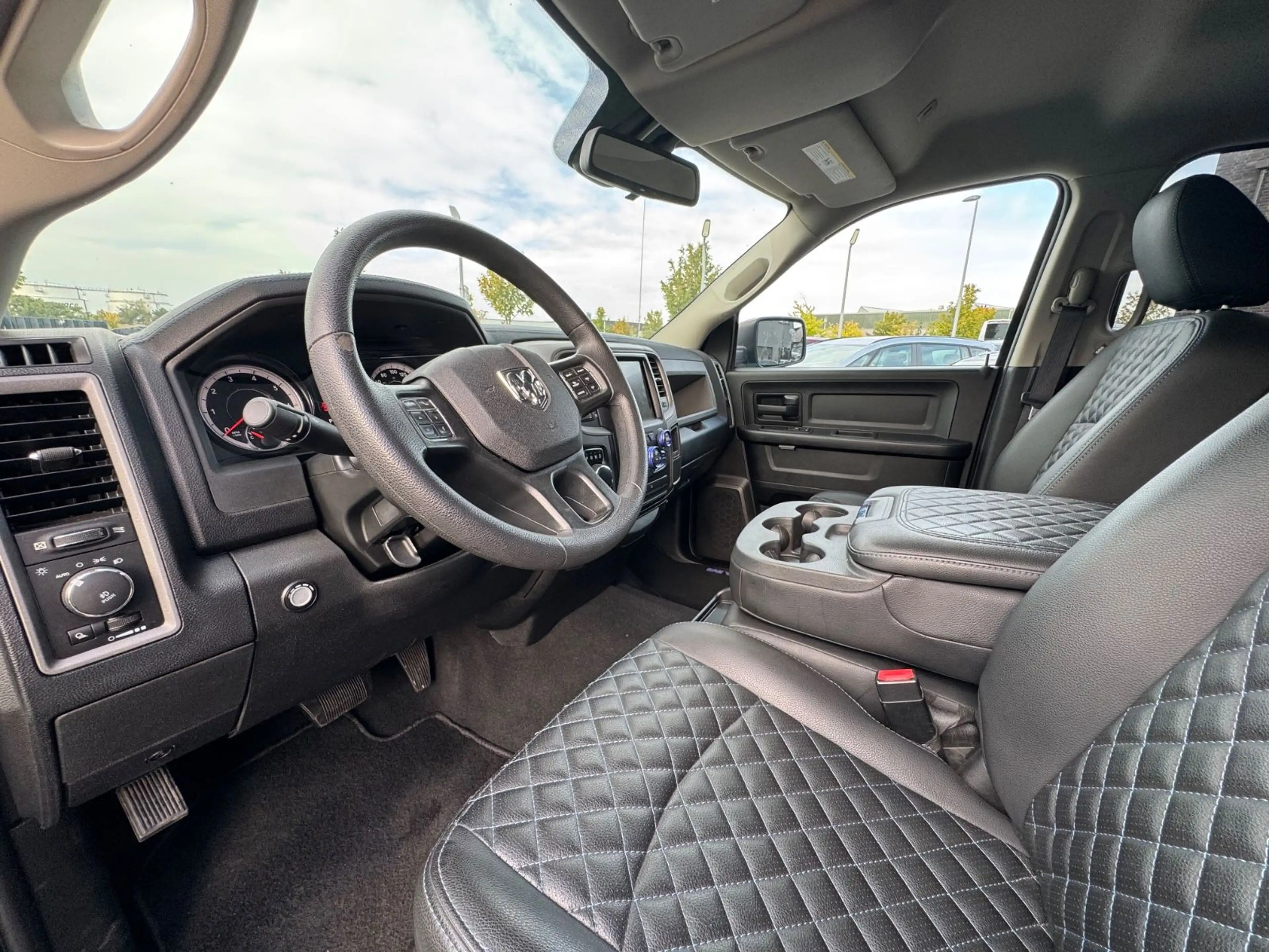 Dodge RAM 1500 — photo 12