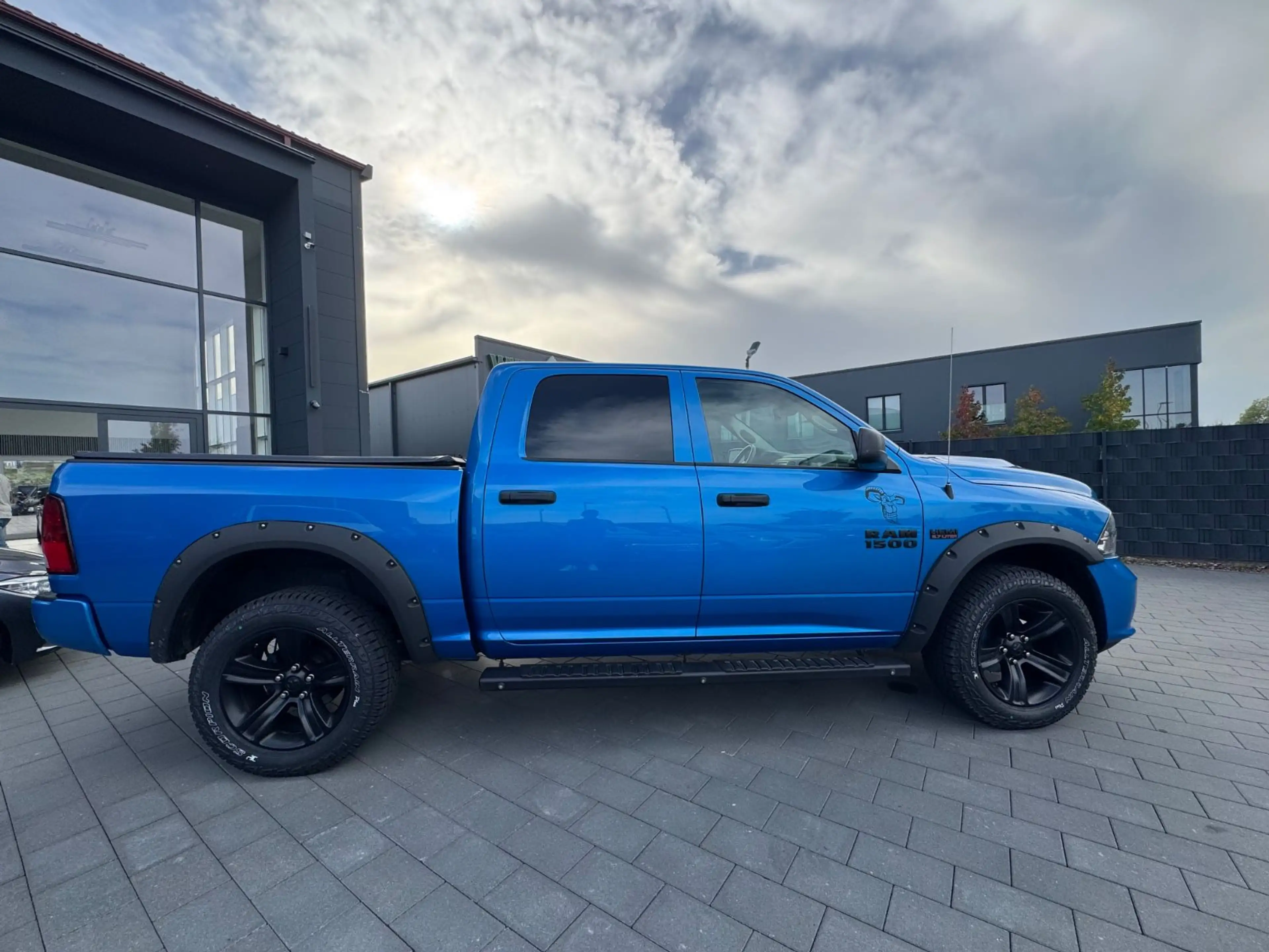 Dodge RAM 1500 — photo 9