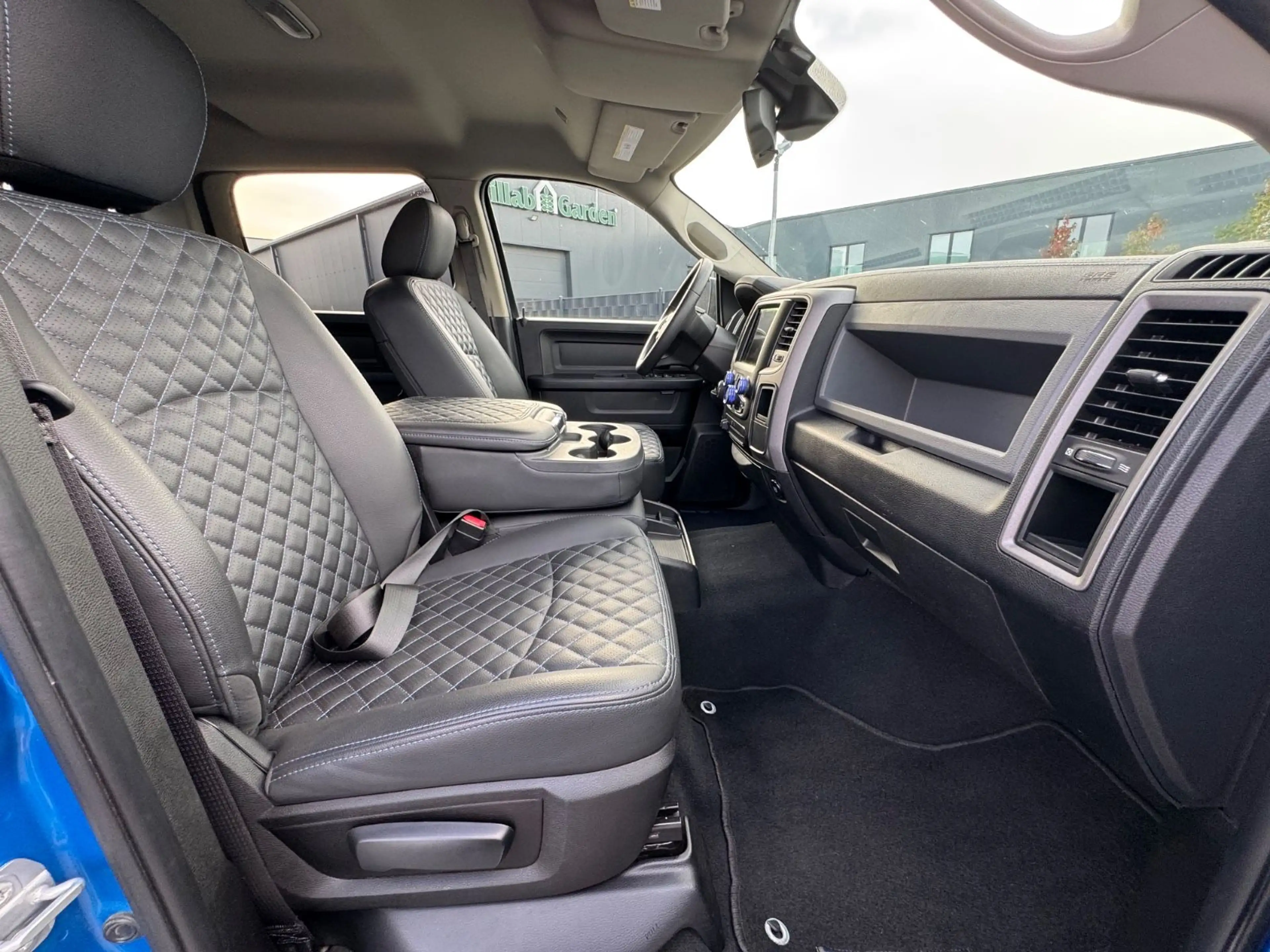 Dodge RAM 1500 — photo 18