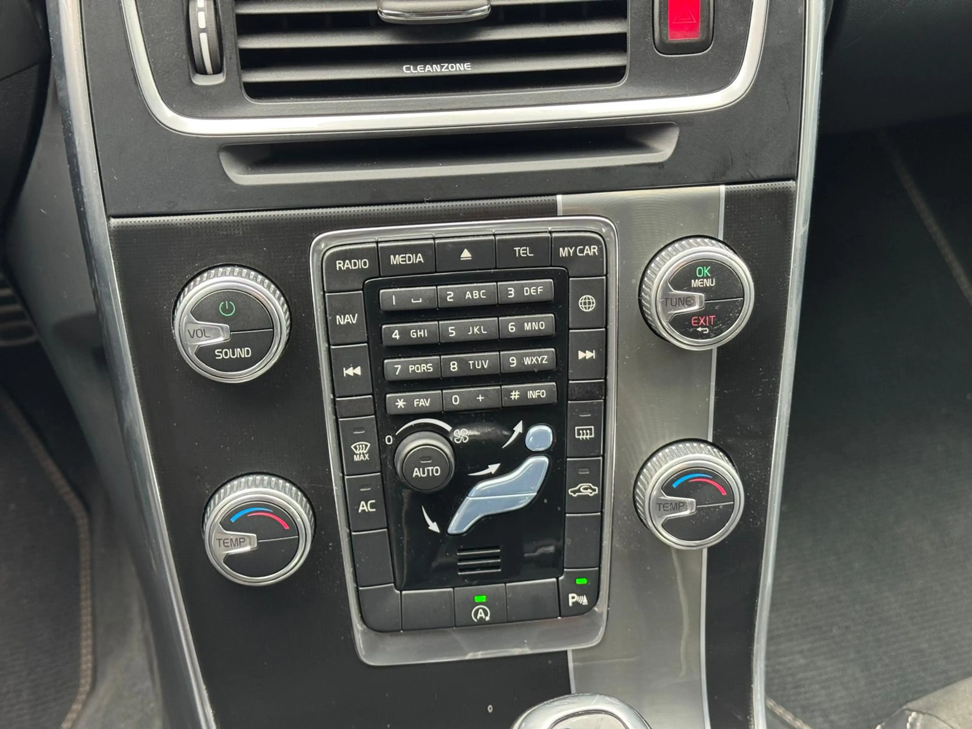 Volvo V60 V60 2.0 D2 R-Design — photo 15