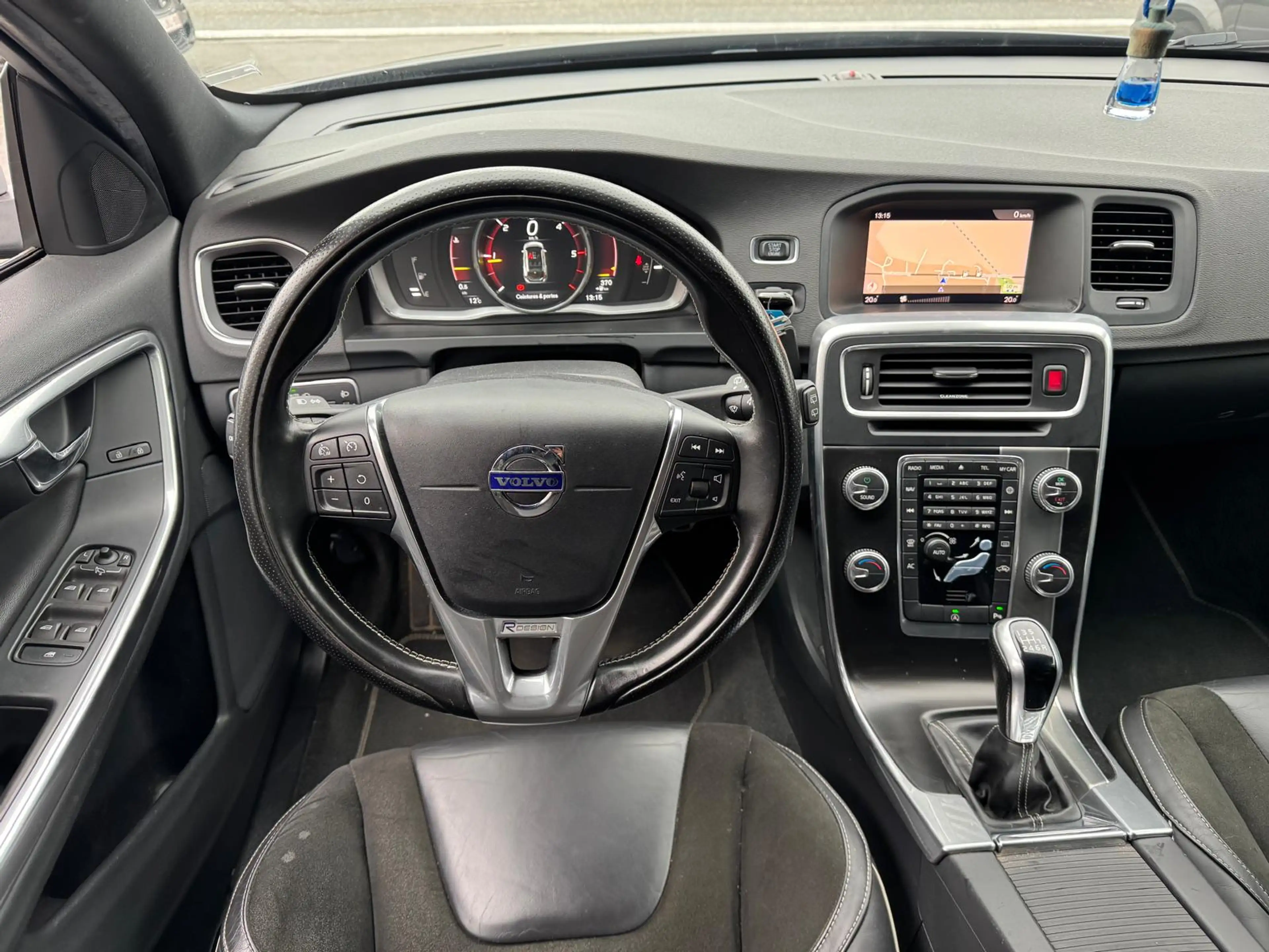 Volvo V60 V60 2.0 D2 R-Design — photo 14