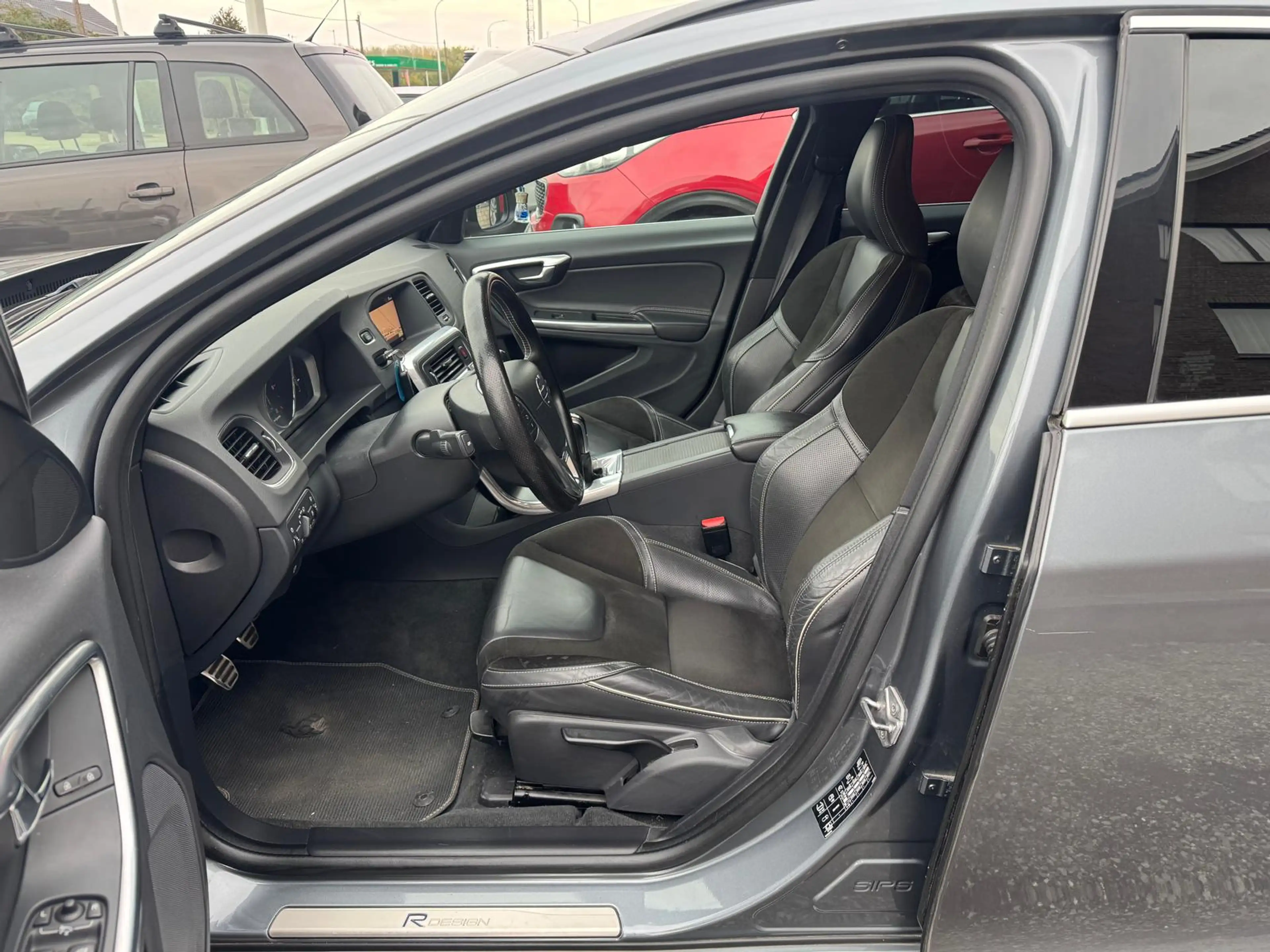 Volvo V60 V60 2.0 D2 R-Design — photo 8