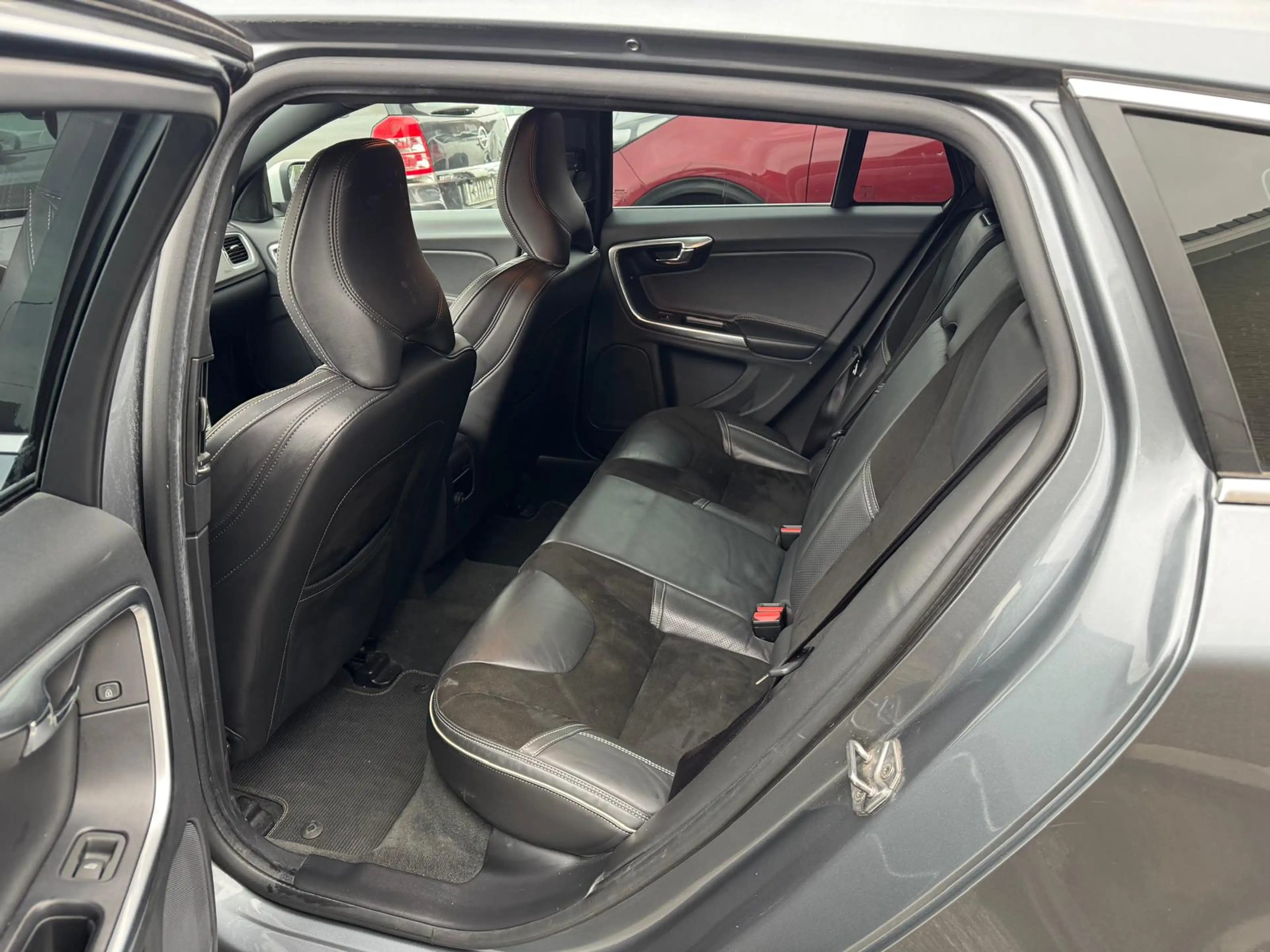 Volvo V60 V60 2.0 D2 R-Design — photo 9