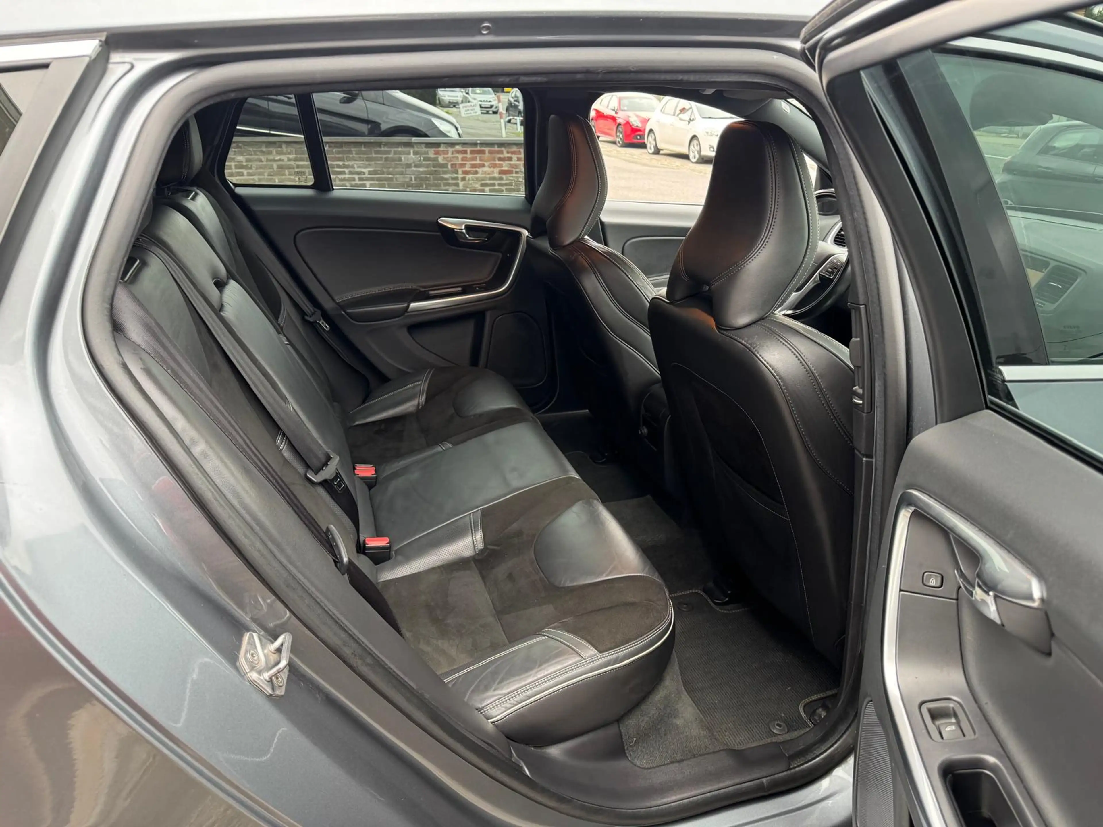 Volvo V60 V60 2.0 D2 R-Design — photo 11