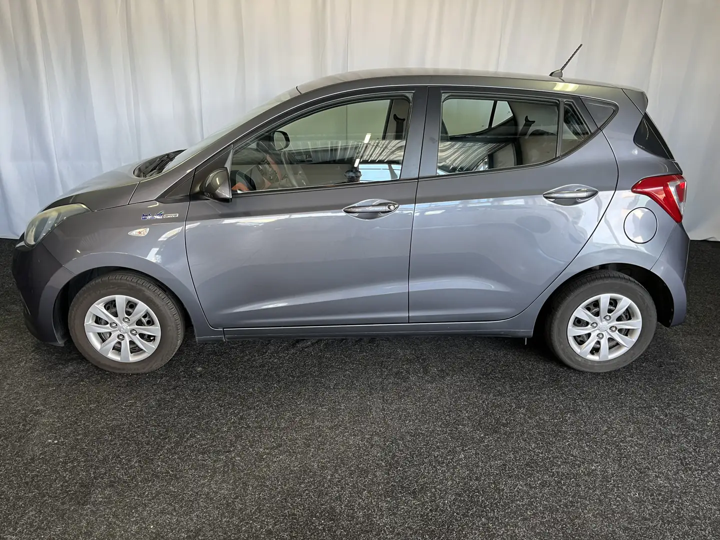 Hyundai i10 1.0i i-Motion Comfort Plus ECC/ELEK.RAMEN/BLUETOOT Grijs - 2
