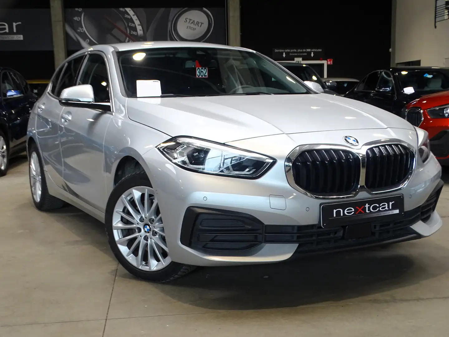 BMW 118 iA Hatch Sportline *FULL LED-NAVI-CAMERA-PARKING* Zilver - 2