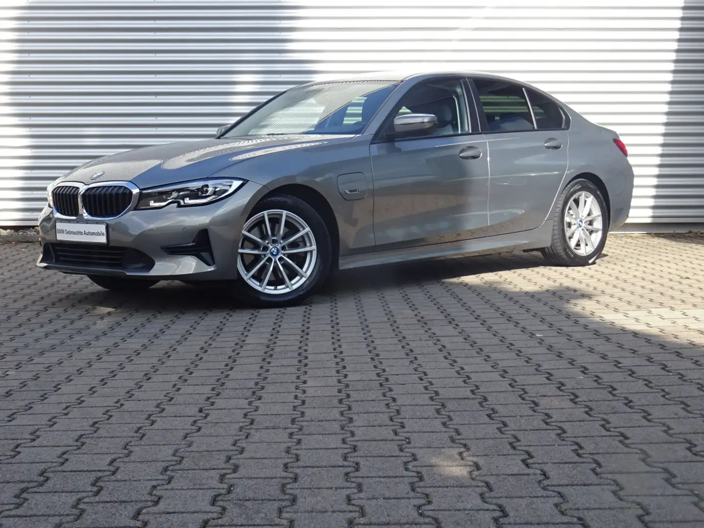 BMW 320 e Lim. Advantage erwLED LivePro AHK PDC LM SH Grau - 1