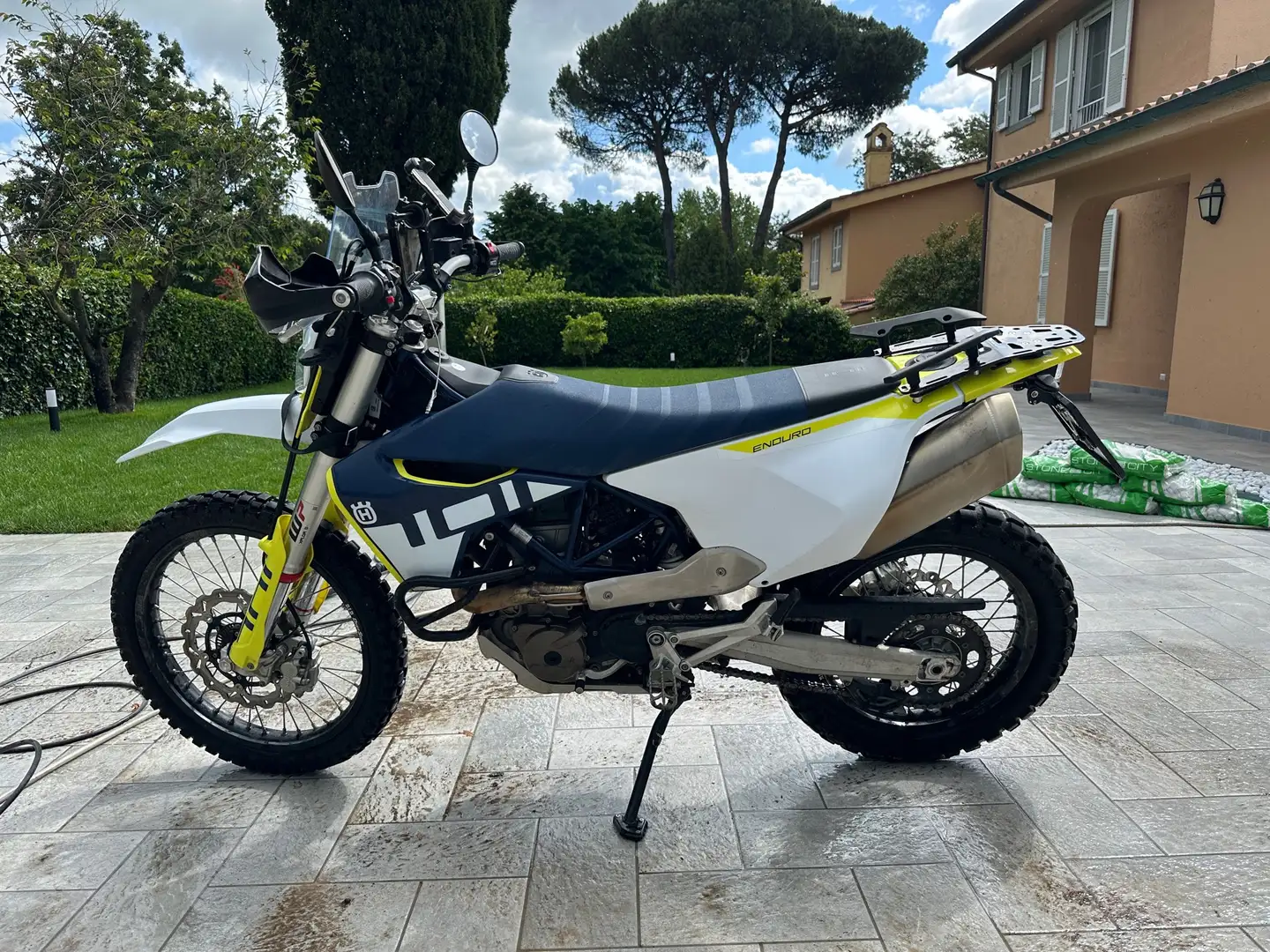 Husqvarna 701 Enduro Husqvarna 701 enduro del 2023, molto accessoriata Fehér - 1