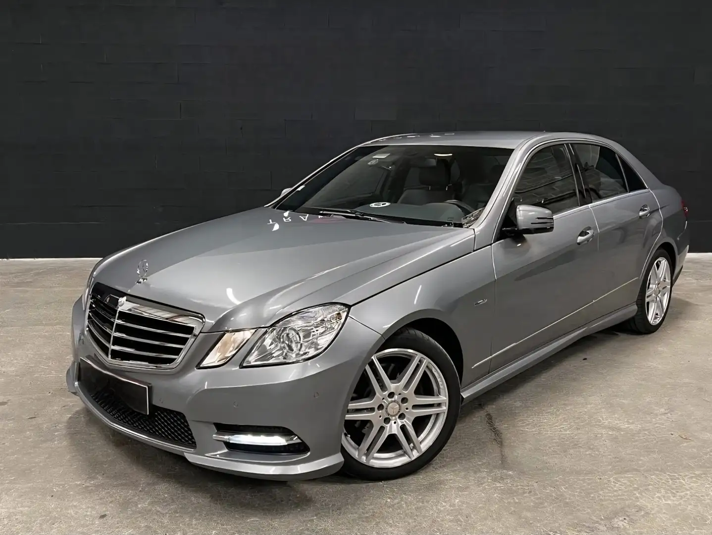 Mercedes-Benz E 220 2.2 Turbo 170 CH - PACK AMG - SUIVI MERCEDES-BENZ. Gris - 1