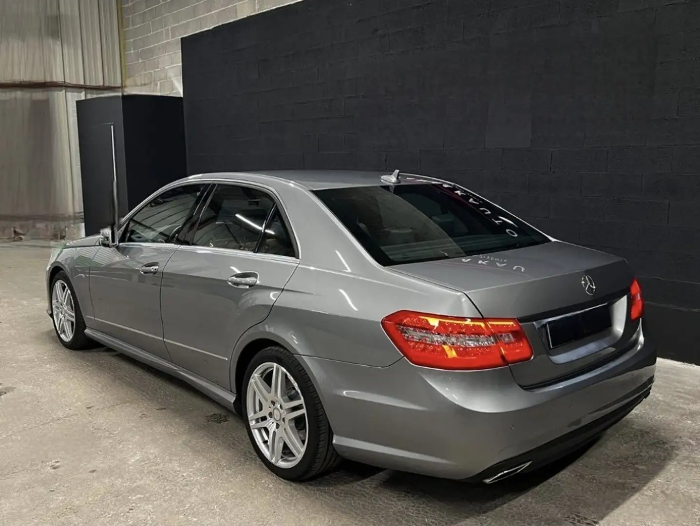 Mercedes-Benz E 220 2.2 Turbo 170 CH - PACK AMG - SUIVI MERCEDES-BENZ. Gris - 2