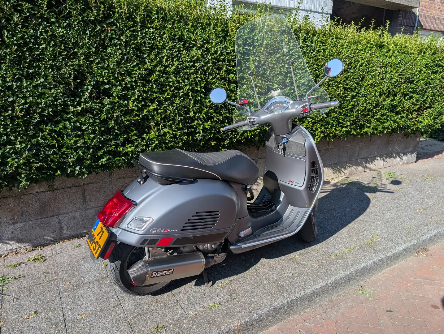 Vespa GTS 300 Super Sport Gris - 2