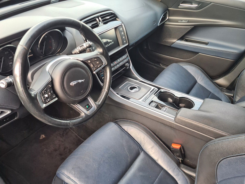 Jaguar XE R-Sport *Autom.*Navi*PDC*SHZ*Leder* — photo 9