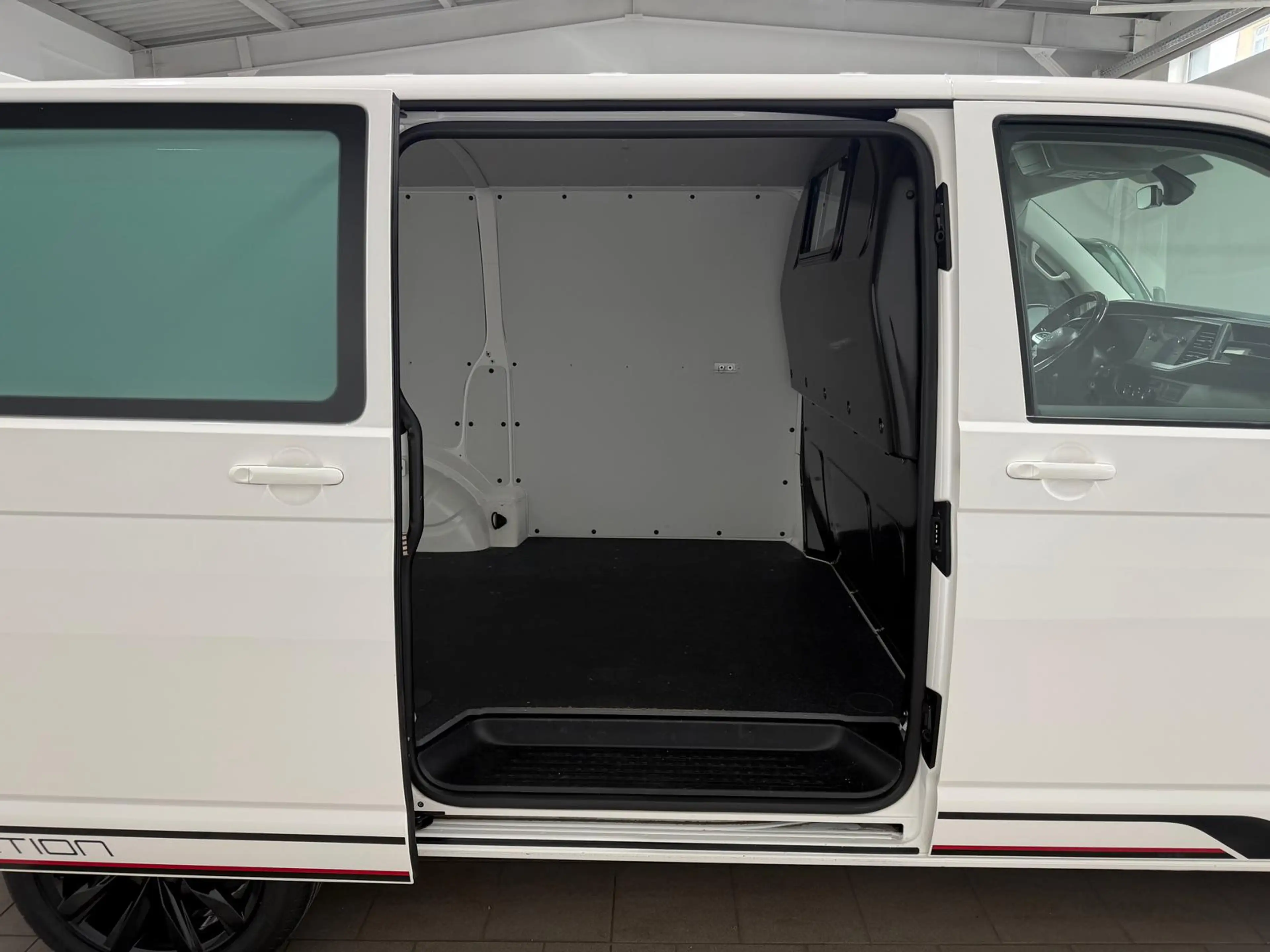 Volkswagen T6.1 Transporter Edition,kurz,4Motion,Navi,AHK — photo 6