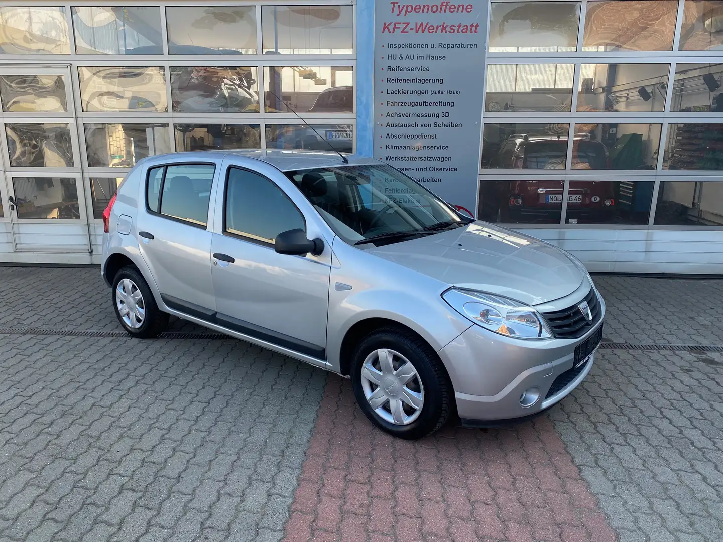 Dacia Sandero 1.2 16V eco2, Klimaanlage, HU/AU neu Silber - 1
