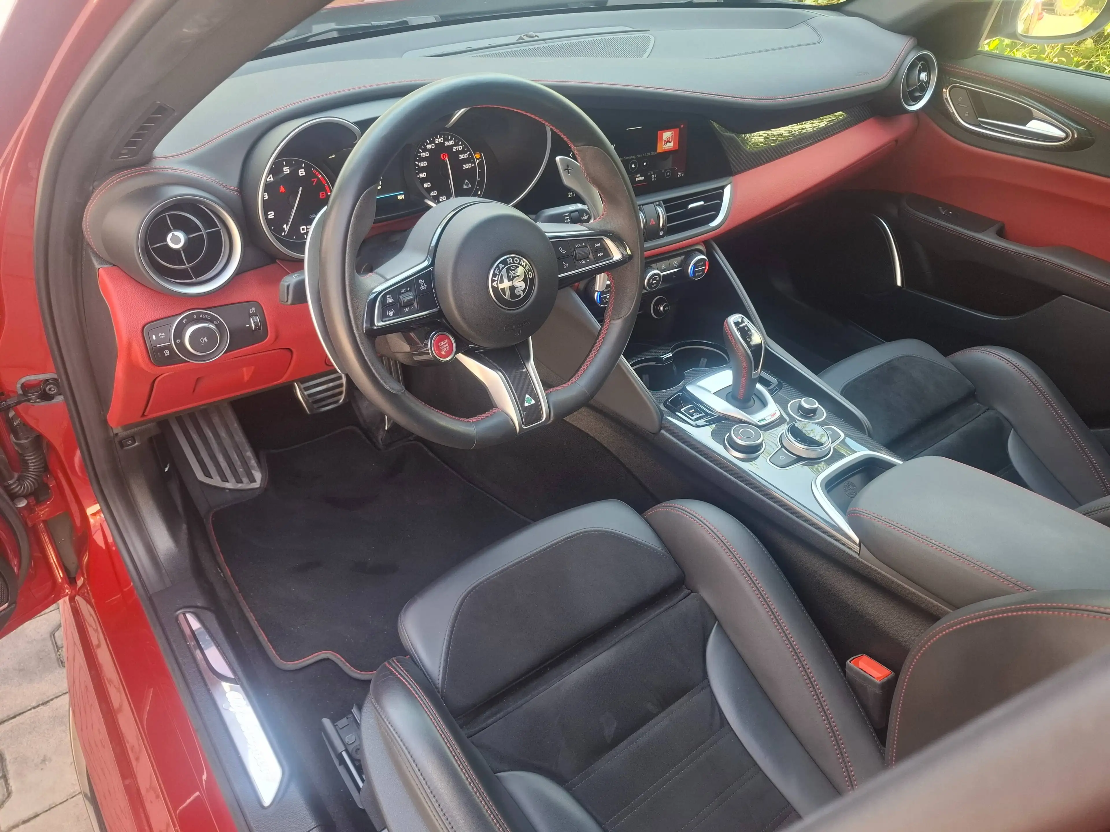 Alfa Romeo Giulia Giulia 2.9 V6 Bi-Turbo AT8 Quadrifoglio — photo 8