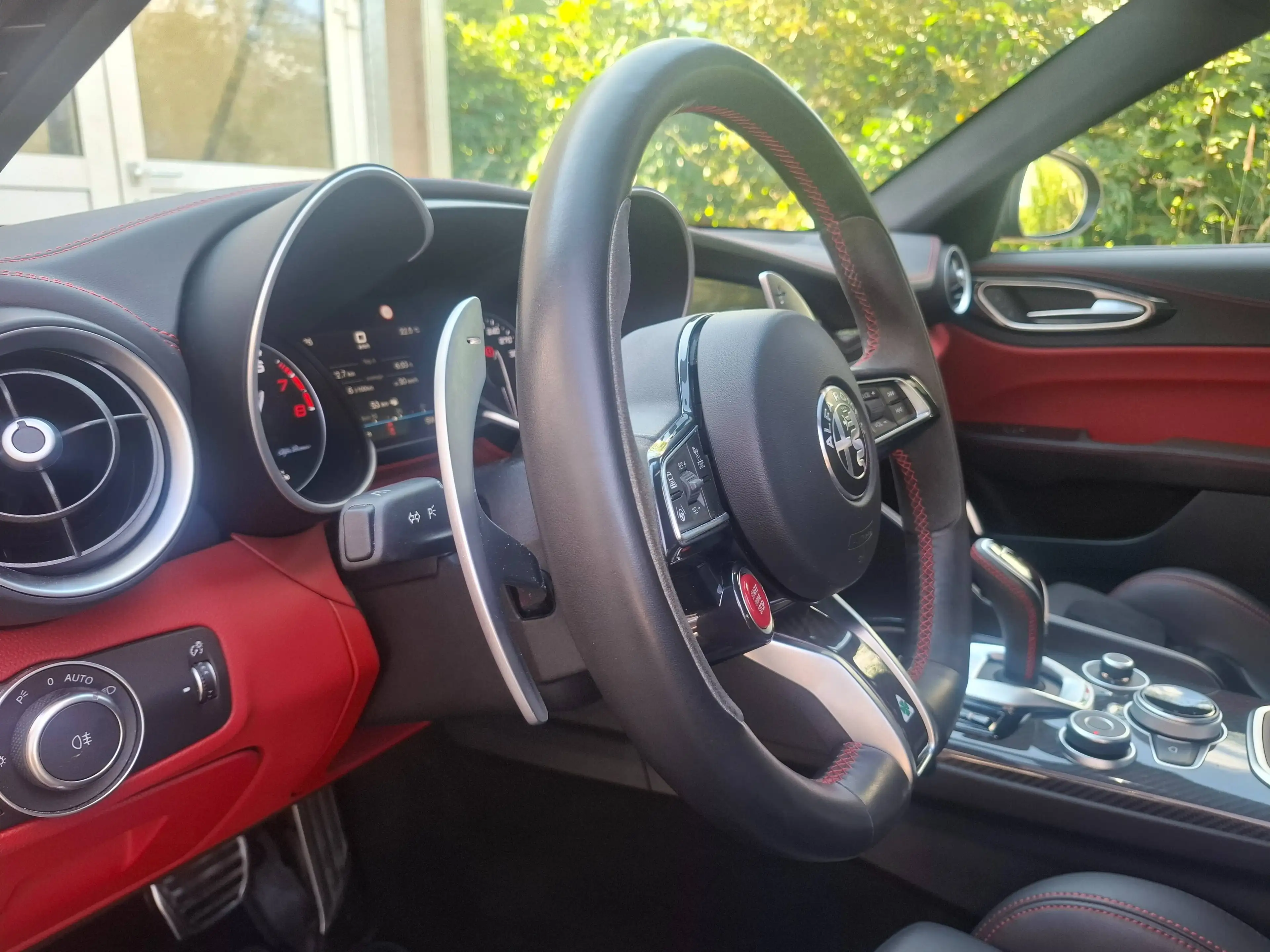 Alfa Romeo Giulia Giulia 2.9 V6 Bi-Turbo AT8 Quadrifoglio — photo 9