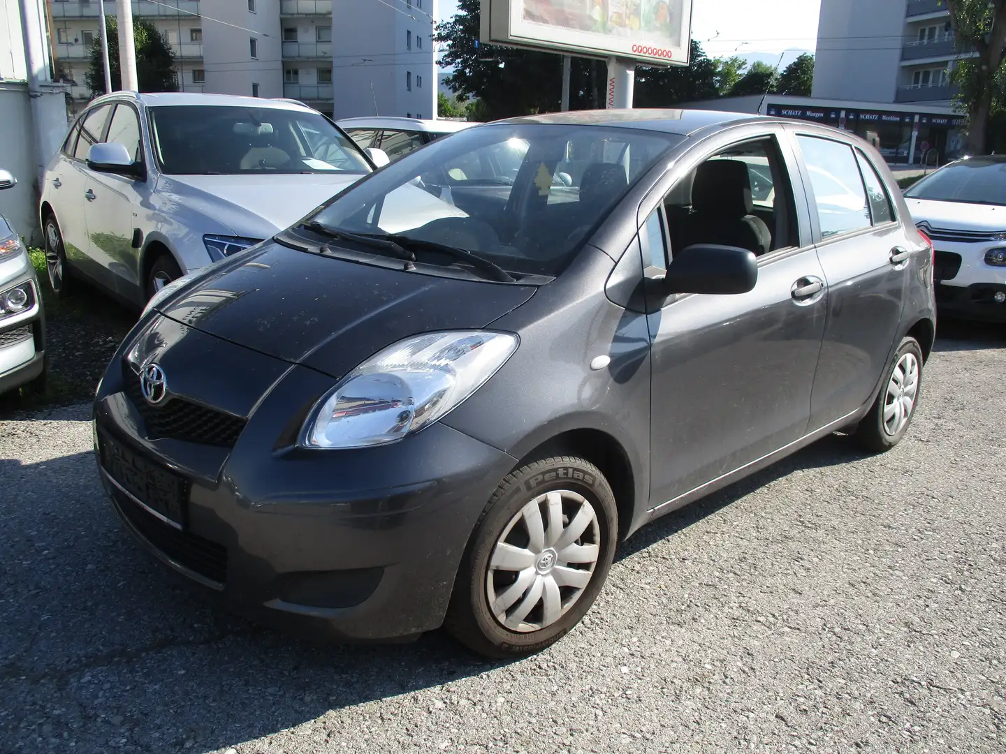 Toyota Yaris Gris - 1