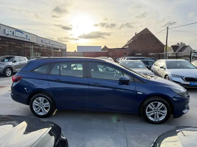 Opel Astra view 4
