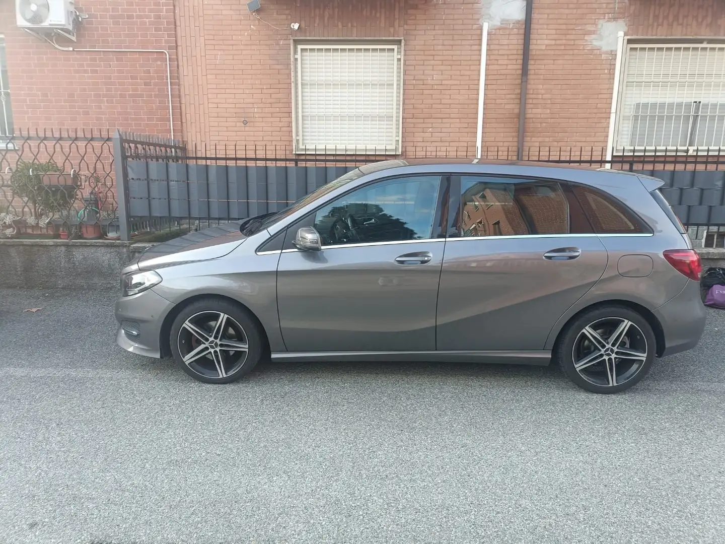 Mercedes-Benz B 200 B 200 d (cdi) Sport auto Grigio - 1